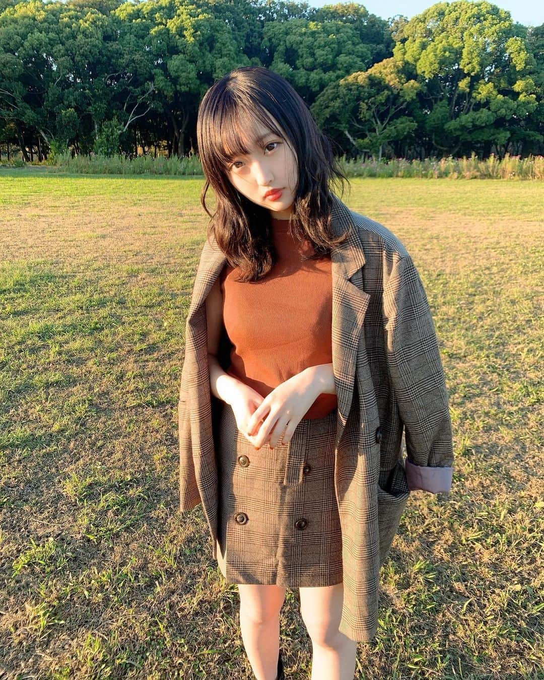 のインスタグラム：「セットアップ似合う？？  #ottdfashion #ootd #ootd4nylonjp  #setup #fashion #fashiongram  #セットアップ#チェックセットアップ  #公園#公園少女 #公園フォト#ミディアムヘア #ゆるまき#ゆる巻き#チェック#チェックコーデ #トップス」