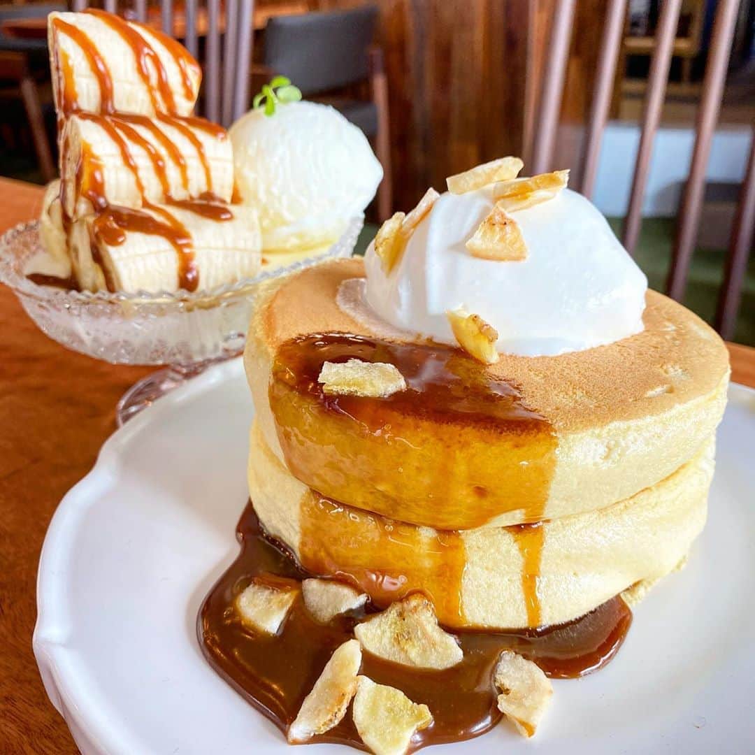 のインスタグラム：「【#渋谷　#椿サロン】﻿ ﻿ これぞ渋谷で食べるべき極上のホットケーキ🐺﻿ ﻿ 北海道ホットケーキキャラメルバナナ﻿ 1,958円(税込)﻿ ﻿ 渋谷駅から徒歩10分にある椿サロンは @tsubakisalon.shibuya は無添加で作る美味しいホットケーキが食べられるお店！﻿ ﻿ 神泉駅よりにあるこのお店なんだけど、ホテルの1階にあってすごく良い雰囲気だよ！﻿ ﻿ 今回は数量限定のキャラメルバナナにした！﻿ ほっとけーき　プレミアムてやつがスタンダードなんだけど、個人的には300円くらいでめっちゃ豪華になるこっちのがおすすめ！﻿ ﻿ まず、生地が思ったより表面しっかりめ！と思いきやこのナイフがね、マジで切れないって有名なんだよね笑﻿ 口の中にいれると中心部がとろけるようにまろやかでよき！表面の生地と絶妙なバランス感！！﻿ ﻿ ほろ苦くて甘いキャラメルソースさいっっこう！！﻿ 濃厚でパンケーキにちょっとつけるだけで口の中がハッピー！﻿ あと、バナナチップがまぶしてあってそれがカリカリで食感がこれまたいい！！﻿ ﻿ バナナが大量に乗ってる方の下にあるのはパンナコッタかと思ったけど、ブランマンジェ！﻿ バナナとジェラートと食べるとこれまた最高！﻿ ﻿ これだけで主役になるスイーツだよ！﻿ 税込2,000円くらいだけど、これなら満足感ある！﻿ お腹空いてても満腹になったから、これなら2人でシェアしても食べ応えある！﻿ ﻿ 店員さんの対応も◎色々お話してくれたり教えてくれたし、店内の雰囲気も良いし自信を持っておすすめする！﻿ ﻿ ごちそうさまでした🐺﻿ ﻿ ※美味しさ、映え、コスパの評価は注文した商品だけの個人的な評価になります。﻿ ﻿ コロナの影響で営業時間や提供商品が異なる場合があるので、お店に電話などで確認してね！﻿ ﻿ また、ウルフを見て食べたら投稿やストーリーでタグ付けで知らせてくれると喜びます😚﻿ いいねやコメントしにいくのでぜひ通知してね🥺﻿ ﻿ 何か質問や感想あればコメント、DMお待ちしてます😚 ﻿ ﻿ 🚃 渋谷駅から徒歩10分﻿ 💺 35席﻿ 📍 東京都渋谷区円山町1-1 SHIBUYA HOTEL EN 1F ⏰ [月～金]11:00～23:00(L.O 22:00)﻿ [土・日・祝]11:00～19:30(L.O 18:30)﻿ 日曜営業﻿ 定休日﻿ ﻿ なし（年末年始のみ休業）﻿ ﻿ #渋谷グルメ #渋谷ランチ #渋谷カフェ #渋谷スイーツ」