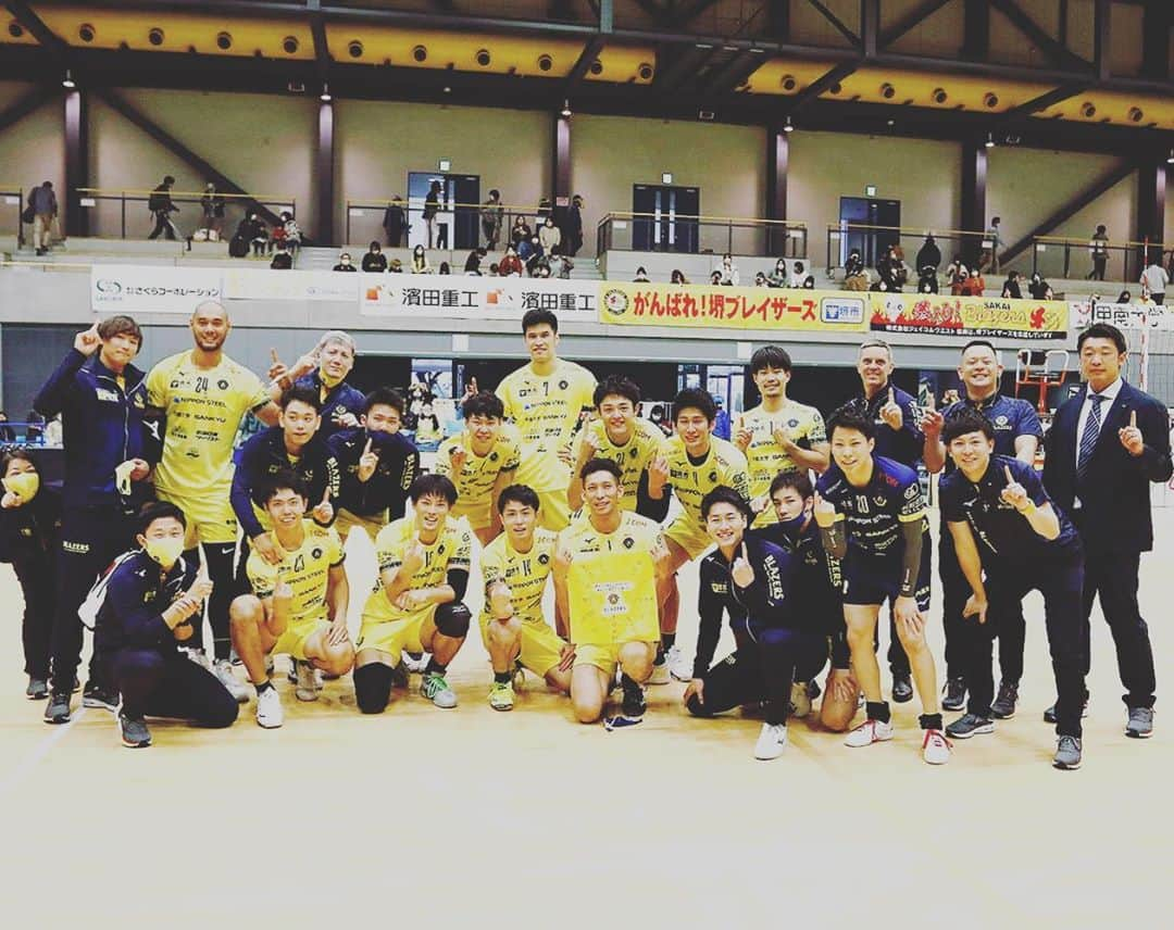 山本智大のインスタグラム：「無事にVリーグ開幕しました✨ コロナ禍の状況で開幕できたことを嬉しく思います。そしてバレーボールを通して勇気と感動を与えられるように頑張ります💪 VS  VC長野　3-1 win👍 まだまだ長いリーグになりますが応援よろしくお願いします🤲 #Vリーグ開幕 #堺ホームゲーム #堺ブレイザーズ #応援よろしくお願いします #バレーボールで勇気と感動を」