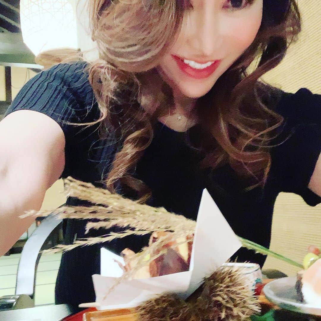沢田麗奈さんのインスタグラム写真 - (沢田麗奈Instagram)「ー ALOHA! ごきげんよう！  皆様お元気で、 お変わりないですか？  お誘いいただき、 久しぶりに、 うかい亭で、 dinnerしました。  体に良い物、 季節の物を、いただきました。  大豆は、女性には、必需品です。  東京タワー🗼が、 近過ぎて、 凄い迫力でした。  ー #自撮り #ディナー #アラフィフ #美活女子  #美意識高い人と繋がりたい  #沢田麗奈 #女優 #セクシー女優  #followme💋」10月17日 17時30分 - reinasawada1026