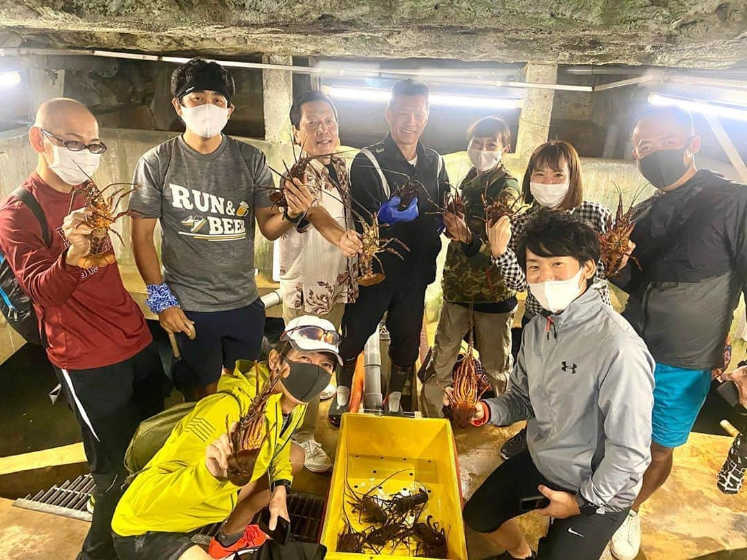 福島和可菜さんのインスタグラム写真 - (福島和可菜Instagram)「千葉県は御宿町にて、 オンラインサロン👟RUN&BEER🍺 の合宿中😊  気温12度‼️ 冷たい雨がずっと降っております😎  先程、 FMヨコハマ ジョグステーション は、電話を繋がせていただきました✨ ありがとうございました🎙  来週はスタジオに行きます🥰 よろしくお願い致します🤲  今回の合宿は、もちろん走るんですが、 走るだけが合宿ではないー❤️（笑）  鍛える事はもちろんですが、御宿をまるごと楽しむ合宿😆  御宿と言えば…  🦞伊勢えび🦞…と言うことで、 生簀を見学に…🤤  夕食はもちろん…伊勢えびです❤️  #伊勢えびなんて食べたら速く走れる気しかしない #power #半端ないって #オンラインサロン #御宿 #合宿 #run #and #beer #楽しむ旅合宿 #伊勢えび #生簀 #見学 #dinner はもちろん… #伊勢海老 #グルメ #大事 #楽しく #トレーニング #サロン #限定 #大野荘 #人生 #enjoy #🏃‍♂️ #👟 #🍺 #❤️ #🦞」10月17日 17時31分 - fukushimawakana