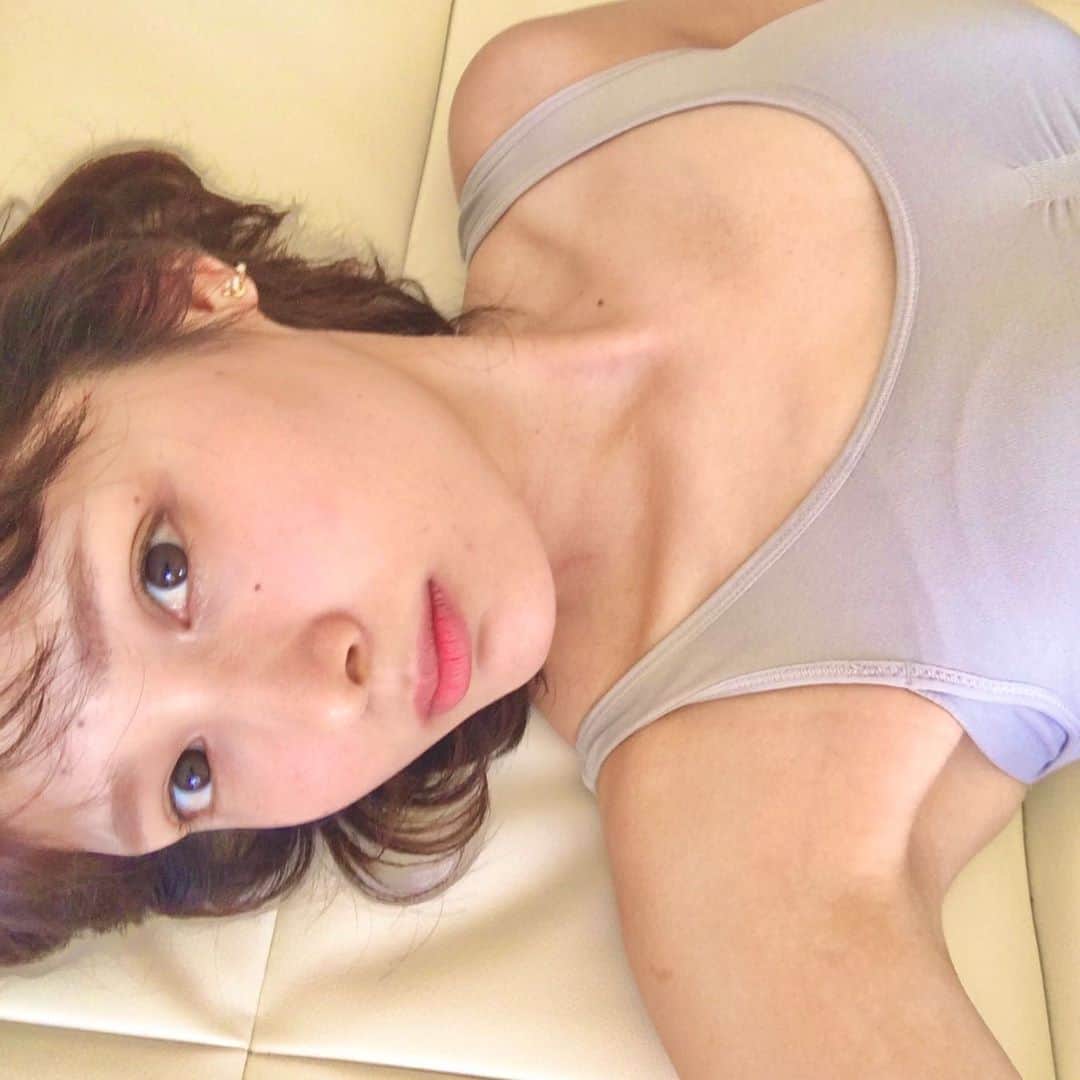 のインスタグラム：「▶︎こんばんは 🌟 : : 小顔HIFU 今月も受けてきました🎶 : : 先月に増して段々とスッキリしていくお顔が嬉しいです🙏🏻✨ : : 小顔HIFUとは、、、 熱エネルギーを筋膜にあてる事でリフトアップ効果があるのだそうです。 : : 医療用と美容エステ用とあって 美容エステのHIFUなら大体 2週間〜1ヶ月に1度受けることが理想なんだけどね、 : ある程度効果がでてきたら つめて通わなくても大丈夫だよ✨ : : 私みたいにたるみや二重顎で悩んでる方にもぜひ通ってみてほしいなぁと思います☺️✨🙌🏻 : : : 今日は格段雨のせいもあるのかなぁ 格段に寒くなりましたよね？🤔❄ : : 一気に冬の寒さを思い出してしまった1日でした😂 : : こんな日はお風呂に浸かりたい✨💕 : : : 今日もお疲れ様でした🌟 : ┈┈┈┈┈┈┈┈┈┈┈┈┈┈┈┈ @vigemme_beautysalon さんでは、小顔HIFU（初回）¥10,000で受けれます。 : : kotopon のインスタを見てと言ってもらえれば通常施術4000ショット＋500ショット してくれるみたいですよ☺️✨ : : 5回コースは通常¥65,000- が ¥50,000 - のキャンペーンをしているそうなので、まとめて通った方がお得に受けられるそうです💆🏼‍♀ ┈┈┈┈┈┈┈┈┈┈┈┈┈┈┈┈┈┈┈┈ #ハイフ #大阪ハイフ  #ハイフエステ  #HIFU」