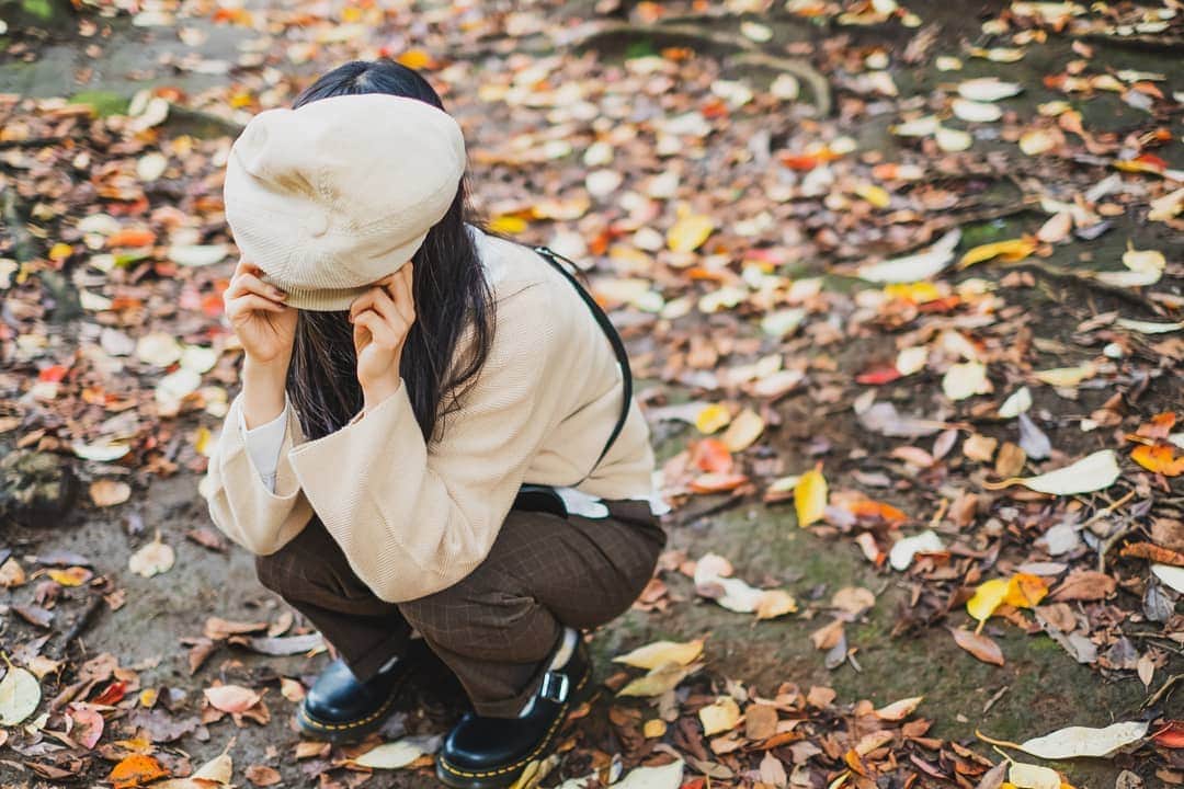 のインスタグラム：「秋さん 秋さんや かくれんぼしてるのかい？ . . . . . . . . . . . . . . . . . . . . . . . .  . photo by高橋みのり #coregraphy  #キリトリセカイ #その瞬間に物語を  #オータムコーデ  #photo_jpn  #good_portraits_world  #スクリーンに恋して  #uniqlo  #uniqlou  #followｍe  #photography  #季節の変わり目  #季節を感じる  #秋ファッション #portraitmodel  #jp_portrait  #drmartens」