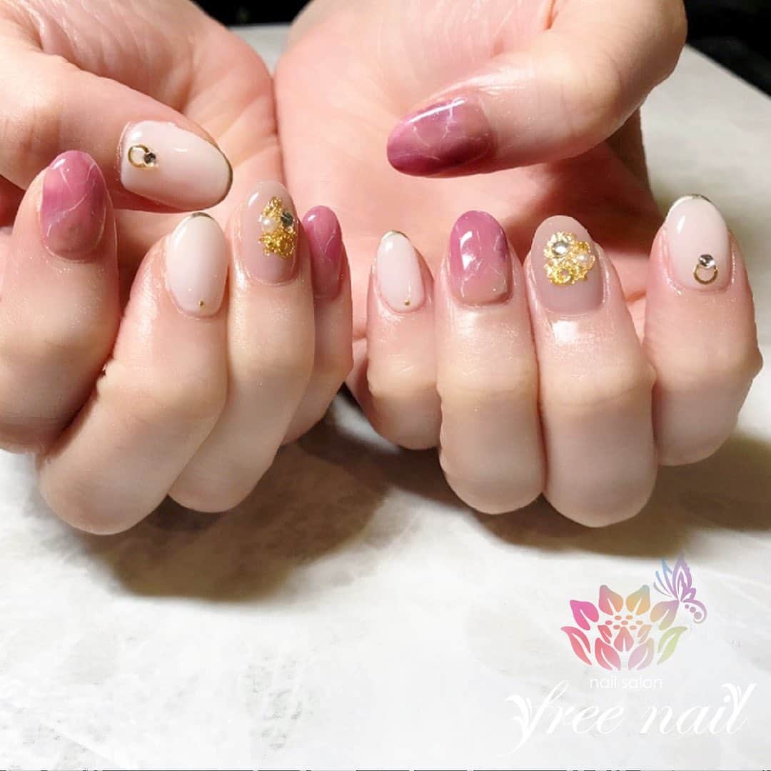 free nail フリーネイルのインスタグラム：「. お客様ネイル💅🏻🎃 . くすみピンクネイル🦩 . 美爪カラーで手元を美しく👩🏻‍🎨💗 . ご来店ありがとうございました🙇🏻‍♀️🙇🏻‍♀️🙇🏻‍♀️💗 . #ネイルアート #ジェルネイル #ネイルサロン #大阪ネイルサロン #ネイルデザイン #ネイルチェンジ #大理石ネイル #メタリックネイル #ネイルパーツ #美爪ネイル #ピンクネイル #ベージュネイル #デザインネイル #トレンドネイル #大人ネイル #シンプルネイル #おしゃれネイル #秋ネイル #autumnnails #nailsart #nailsdid #美甲 #日式美甲 #日式美甲胶 #日本美甲师 #日本美甲老师 #美甲上课 #日本胶 #フリーネイル #freenail」