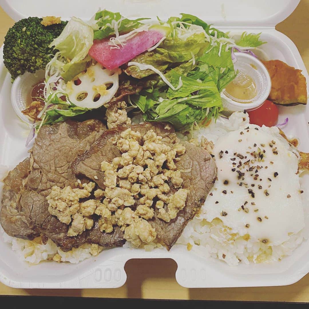 今村美乃さんのインスタグラム写真 - (今村美乃Instagram)「#ロケ弁  #カリフォルニアデリ  お野菜たっぷり嬉しい〜！！ わたしはステーキをチョイス！」10月17日 17時46分 - imamurayoshino
