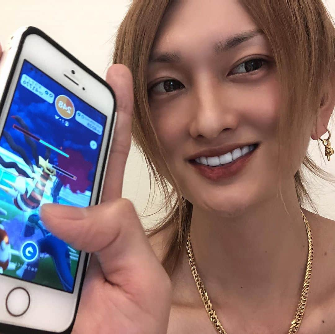 渚光のインスタグラム：「明日18日出勤します⭐️😆❤️ 今日は月1のポケモンGOコミュデー⭐️ 100%4体♂♀😍 PVP用ヒトカゲ100%😍❤️ 色違いギラティナ98%😍⭐️  だいたいこうなると絵図を頭に描いて動いてみると、だいたいいつもその絵図を結果が上回ってくれる😍❤️ でわまた⭐️😆   #個体値100 #白い歯 #ホスト #グルダン #渚光 #狙い打ち #歌舞伎町 #シャンパン #クロムハーツ #love #happy #fun #hair #cool #swag #ナギピカ #セラミック #ホワイトホワイト #岐阜 #イケメン #カリスマ#個体値100 #pokemon #pokemongo #ポケモンgo」