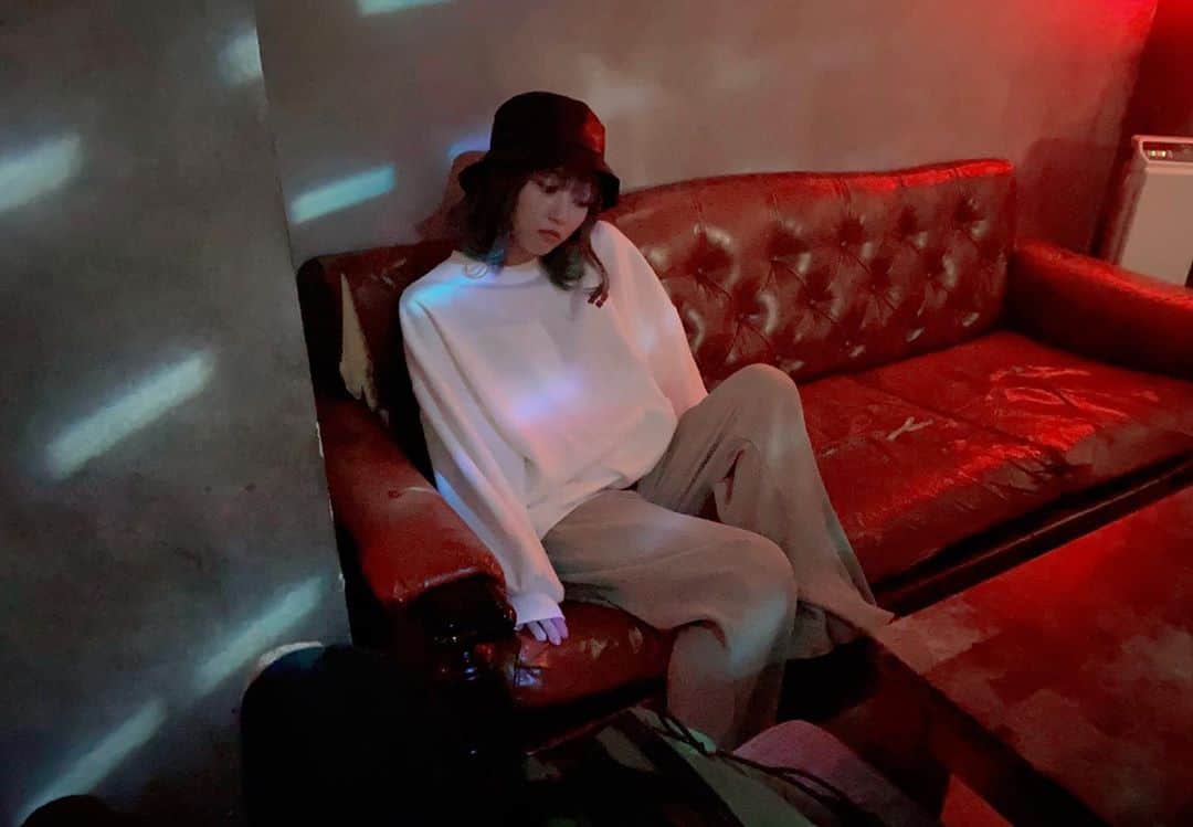 のインスタグラム：「ディスコでファンクな気持ち🕺🕺🕺  で今日も新曲作ってます！！！！！！！  #kolme #japan #japanesegirl #girl #toky #disco #funk #funky #制作 #photo」