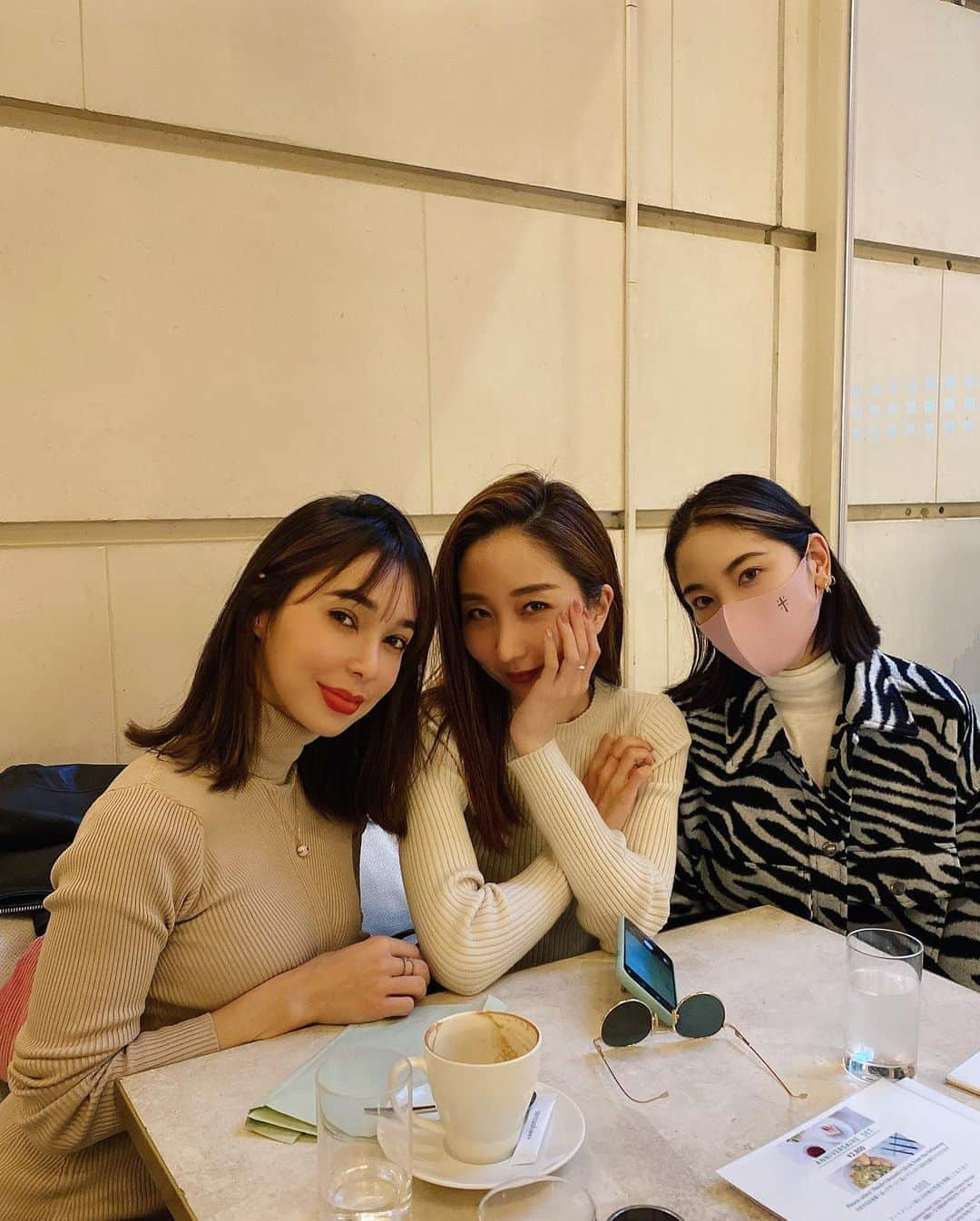 Gabrielaさんのインスタグラム写真 - (GabrielaInstagram)「Today #OOTD Afternoon tea with my girls 💕 . そして、先日はアートメイクのメンテナンスを やって、定着して来たのでいい感じ❤️ いつもありがとうございます😊❤️ ナチュラルな仕上がりが好みの方には是非 お勧めしたいサロンです❤️ @clair_artmake_okamoto  . . Look do dia! Cha com as amigas❤️ . . #lookdodia #fashion #tarajarmon #estilo #anniversary #コーデ　#ライダースジャケット　#私服　#ファッション　#アニバーサリー」10月17日 17時43分 - rkgabriela