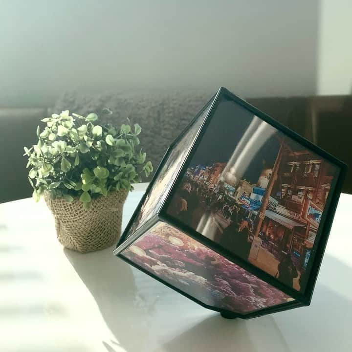 のインスタグラム：「〜ぐるぐる回るフォトフレーム〜﻿ ﻿ ﻿ テレビでも取り上げられた、ASOKO大人気商品がついにオンラインストアに入荷！！﻿ ﻿ 6面お好きな写真などを入れて楽しんでみてください♪﻿ (単三電池一本が必要ですので事前にご用意ください)﻿ ﻿ ﻿部屋の雰囲気に合わせて写真を変えてみると一気にオシャレ感アップしますね💫 ﻿ ﻿ 店舗とオンラインストアどちらでもお取り扱いしております。﻿ ﻿ ﻿ ■ぐるぐる回るフォトフレーム　税込660円﻿ 　写真サイズ約幅10/高さ10cm﻿ ﻿ ﻿ ××××××××××××××××××××××××××××﻿ ﻿ 店舗により在庫・品揃えが異なります。﻿ お問い合わせは各店舗までお願いいたします。﻿ なお、取り寄せ・取り置きは行なっておりませんのでご了承くださいませ。﻿ ﻿ ×××××××××××××××××××××××××××﻿ ﻿ ﻿ #ASOKO﻿ #photoframe﻿ #フォトフレーム﻿ #回転フォトフレーム﻿ #写真立て﻿ #プレゼント﻿ #インテリア﻿ #インテリアグッズ﻿ #インテリア小物﻿ #ウェルカムスペース」