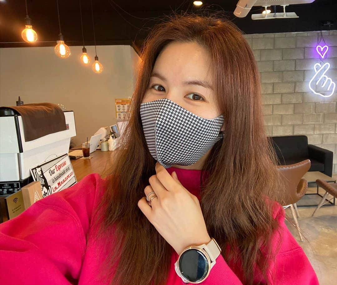 パク・シウンのインスタグラム：「#날씨가좋아서  #카페나들이 ☕️  #남편의방해에도 #꿋꿋하게 #셀카한장남겨봤어요~😁 #행복한주말보내세요 🤗💕」