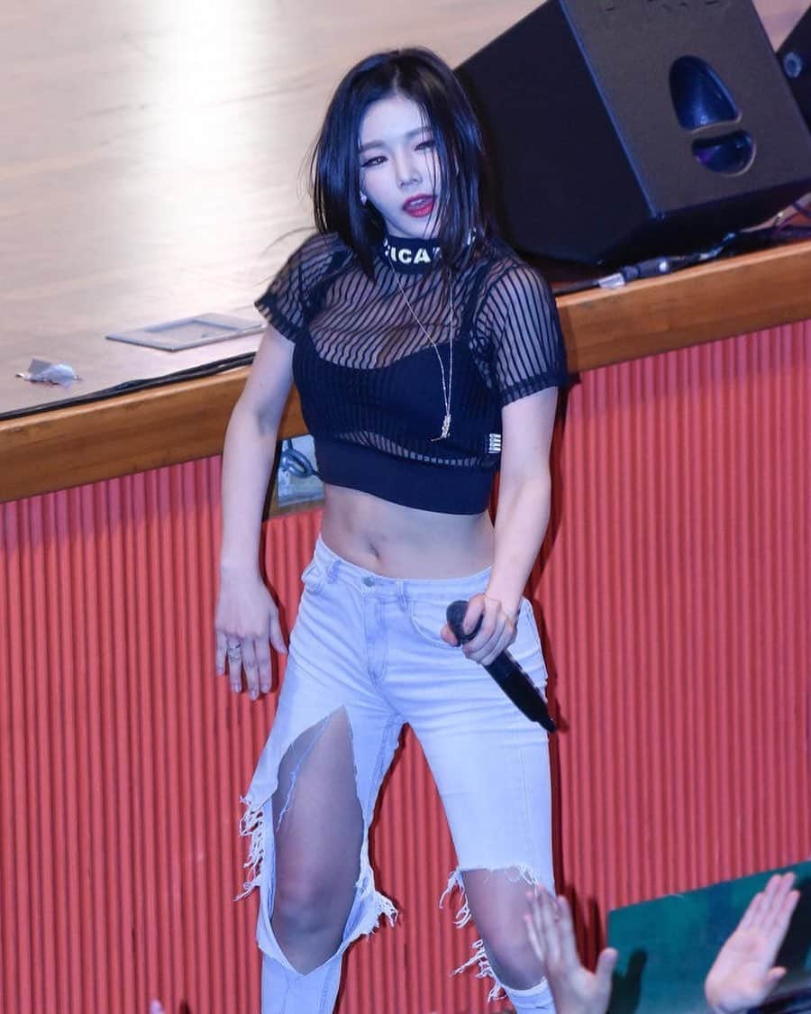 hyeriのインスタグラム：「다시흑발을할까..근데 바지가 너무심각하게찢어졋네😟#혜리#흑발고민중」
