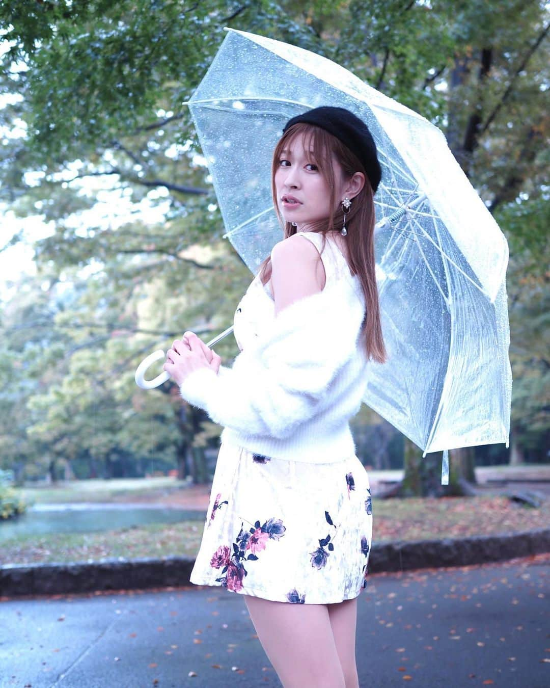 桐谷流華さんのインスタグラム写真 - (桐谷流華Instagram)「雨の中での撮影会📸⋰⋰ ☂ (ृ ˘ ꒳ ˘ ृ )ु ⋱⋱﻿ ﻿ ありがとうございました💗﻿ ﻿ 雨女パワーを発揮しちゃった🤣☔w﻿ ﻿ 開き直って「雨撮影を楽しもう！」って思って挑んだのですが✨w﻿ 楽しんでもらえたかな？？﻿ ﻿ 素敵な差し入れありがと〜💗😭🎁﻿ ﻿ メッセージもめちゃめちゃ嬉しい💌。゜(´∩ω∩｀)゜。﻿ ﻿ 次回の出演予定は📸﻿ ﻿ 11/13(金)プルクラ✨東京イルミネーション撮影会﻿ ﻿ です⭐﻿ ﻿ また予約スタートしたら告知します🥰﻿ ﻿ 次は晴れますように💗☀️.°(人´ω｀*).☆.。.:*・゜笑﻿ ﻿ ＊ ﻿  #ファインダー越しの私の世界 #カメラマンさんと繋がりたい #撮影会  #モデル #撮影 #代々木公園 #バラ園 #雨撮影  #model  #photo #sexy #gravure #gravuremodel #model #角色扮演 #美丽 #photooftheday #fashion #beautiful #cute #followme #follow #instadaily #repost #girl #beauty #instagram #photography﻿ #sexygravurephoto #photographymodel ﻿ ﻿」10月17日 17時55分 - rukakiritani