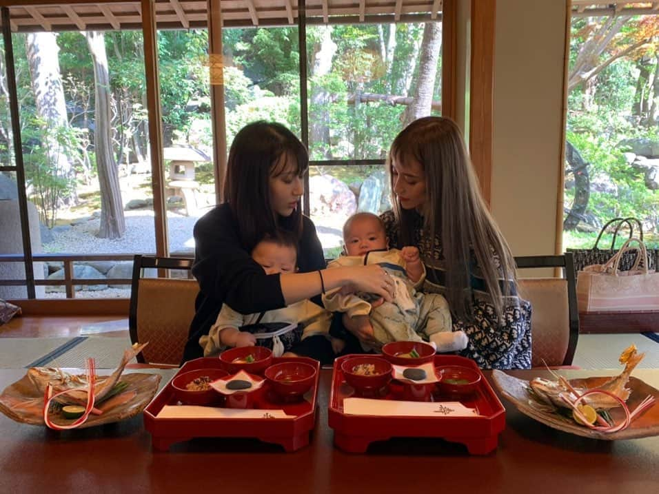 SEIRAさんのインスタグラム写真 - (SEIRAInstagram)「ㅤㅤㅤㅤㅤㅤㅤㅤㅤㅤㅤㅤㅤ  👶🏻𝐆𝐀𝐊𝐔ᵃⁿᵈ𝐒𝐄𝐍𝐀👶🏻  ママたち仲良し👭🏻💕 息子たちは同じ誕生日、同じ産院で生まれました🏥✨ 双子みたい*:ஐ(●˘͈ ᵕ˘͈)人(˘͈ᵕ ˘͈●)ஐ:* ㅤㅤㅤㅤㅤㅤㅤㅤㅤㅤㅤㅤㅤ ２家族集まってお食い初め🥢❤️㊗️ 一緒に箸揃え出来て嬉しかったです‼️ @u.miyu_23」10月17日 17時55分 - official.seira