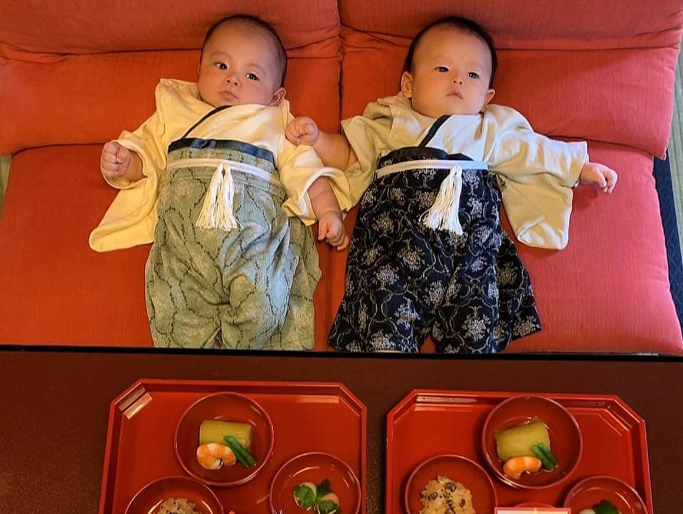 SEIRAさんのインスタグラム写真 - (SEIRAInstagram)「ㅤㅤㅤㅤㅤㅤㅤㅤㅤㅤㅤㅤㅤ  👶🏻𝐆𝐀𝐊𝐔ᵃⁿᵈ𝐒𝐄𝐍𝐀👶🏻  ママたち仲良し👭🏻💕 息子たちは同じ誕生日、同じ産院で生まれました🏥✨ 双子みたい*:ஐ(●˘͈ ᵕ˘͈)人(˘͈ᵕ ˘͈●)ஐ:* ㅤㅤㅤㅤㅤㅤㅤㅤㅤㅤㅤㅤㅤ ２家族集まってお食い初め🥢❤️㊗️ 一緒に箸揃え出来て嬉しかったです‼️ @u.miyu_23」10月17日 17時55分 - official.seira