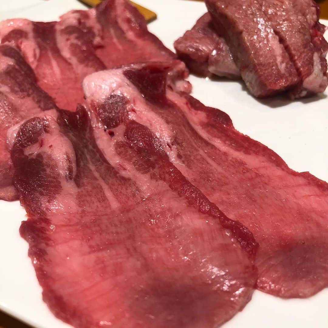 西代洋のインスタグラム：「美味いンスタグラム♪  全てを焼肉に捧げた 焼肉女王の称号を背負いし猛者 とともに行った焼肉屋。  シルクタンという 口に入れたことのない シルクのような 舌触りのタン  タンの話ししてるのに舌触りとは ややこしくてすんません♪  タン先、タン中、タン元 だけではなく カットの仕方などで ありとあらゆる 味と舌触りが感じれるんやな！  いよいよ最終局面まできているのかもしれない。。  タン、ハラミ、サガリ、ホルモン、シメ これが究極なのかもしれない。。  いや、あかん！ まだまだ 焼肉と向き合ってみよう♪  #美味いンスタグラム #焼肉 #タン #但馬玄 #何度米行きたくなったか、、 #我慢できたけど」