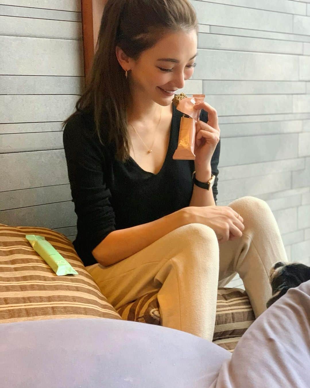 里海のインスタグラム：「可愛いパッケージのプロテインバー🥰 お菓子みたいで、味も美味しくって、パッケージも可愛いのが、 お気に入りです✨✨  ライフスタイルの一部😊 忙しくても1本で20Gのタンパク質が摂れるんですよ✨  抹茶と、ミルクティー の味が超美味しい🥰  @aimove_official  #protein # プロテイン　#PR #プロテインバー」