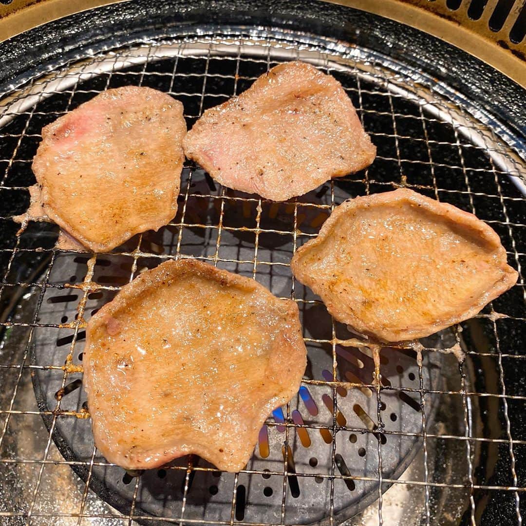 山岸久朗さんのインスタグラム写真 - (山岸久朗Instagram)「お食事のお誘いをたくさんいただき本当に感謝しています。昨日、2021年5月の約束が入りはじめました。4月はもうけっこう埋まってきてます。誰やねん俺。 #焼肉 #東京焼肉 #塩タンなのか以下略」10月17日 17時49分 - yamaben