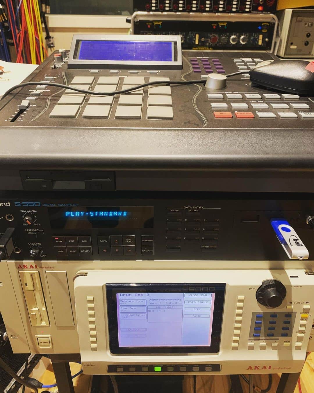 島田昌典のインスタグラム：「MPC3000,S-550,S6000 めちゃくちゃ手間かかるけど音が太くてpcのソフトサンプラーに戻れくなってしまった。」