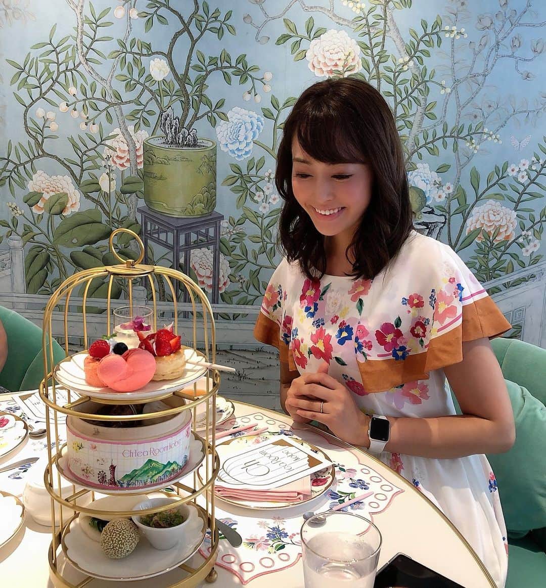 佐竹茉里奈のインスタグラム：「めっちゃ時差投稿💦💦 両親の結婚記念日のお祝いをした時の😌❤️ 歳をとるにつれて、親が喜んでくれることをしたいって常に考えちゃうね😊　 いつもありがとう❤️ #両親へのプレゼント#親孝行#結婚記念日#35周年#おめでとう#アフタヌーンティーセット#私にとって#大好きな空間だった#可愛い店内#時差スタグラム #時差投稿」