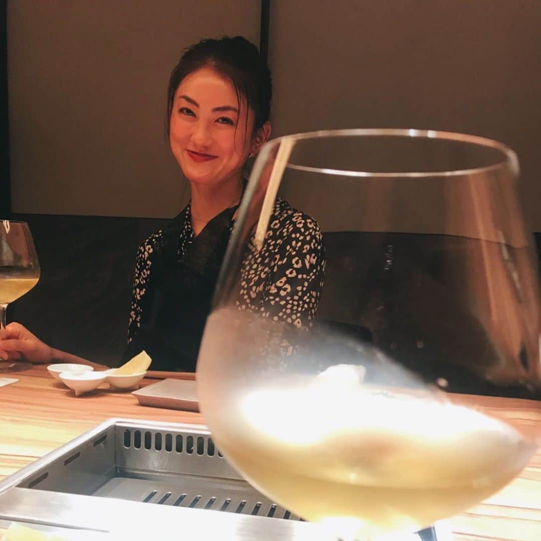 宮坂灯里さんのインスタグラム写真 - (宮坂灯里Instagram)「素敵な人たちと楽しい時間でした☺︎  #幸せ #東カレ感 #ワイン #焼肉 #グルメ #横浜 #いつかの #dinner  #delicious #wine #happy」10月17日 17時54分 - m.akari27