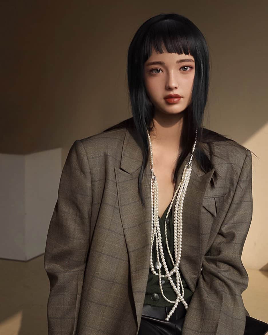 のインスタグラム：「▪︎▫︎◧◨◩◪◫◻︎◼︎◽︎◾︎⧈⬒⬓⬔⬕⬚﻿ For oversized jackets﻿ Large pearl necklace 𓈒𓏸𓐍﻿ Swelling face under the unkempt head﻿ I'm a handsome girl today﻿ ﻿ オーバーサイズのジャケットに﻿ 大ぶりなパールネックレス 𓈒𓏸𓐍﻿ ボサボサ頭の下にむくみ顔﻿ 今日☇ハンサム女子な私 ☈﻿ ﻿ 𓍯秋色超标的我𓍯﻿ ﻿ #Rialife#ハンサム女子#オーバーサイズ#ジャケットスタイル#ootd4nylonjp #oversized#handsomegirl#ootdfashion#fashionblog#autumnfashion#happinessisfree#hormonalhealth#peace#happinesseverywhere#nowyouknow#sustainable#instagood#chance#betterword#neverever#oneworld#loveislove ﻿」