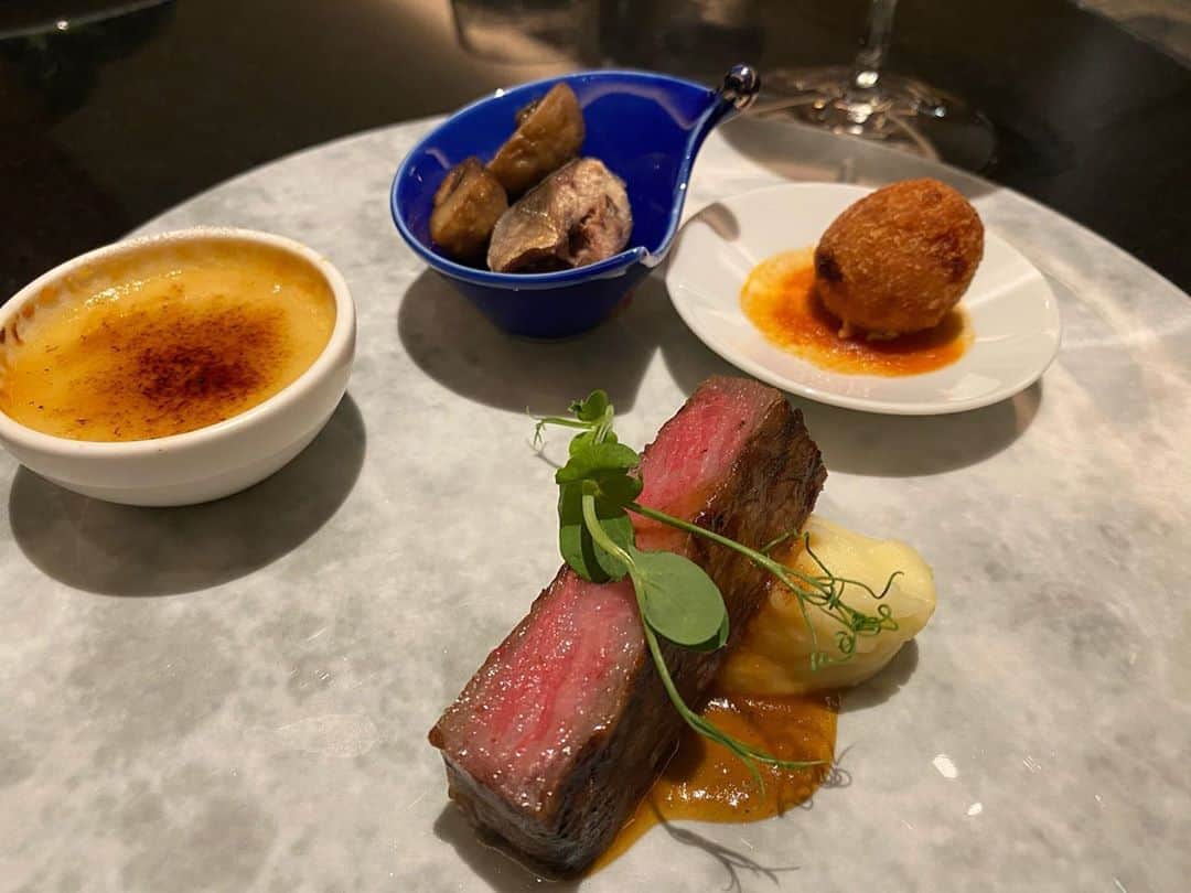 のインスタグラム：「食べる、食べる。﻿ ひたすら、﻿ 食べる🥳🍴💕﻿ ﻿ #インターコンチネンタル横浜pier8 #intercontinental #みなとみらい #photo #likeforlikes  #photooftheday #instagood #igers #좋아요 #여행 #followｍe #follow #instalike #photooftheday ﻿ #dessert #eat #yummy #food #gourmet  #happy #グルメスタグラム #instafood #foodstagram #sweets #lounge #clublounge #meat #cocktailtime #horsdoeuvres #食事好きな人と繋がりたい」