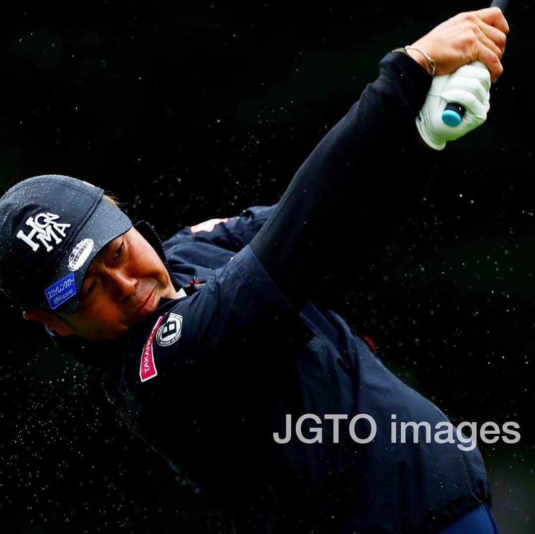 のインスタグラム：「谷原秀人が日本タイトルに王手をかけました👊🏻難コンディションでほとんどの選手が軒並みスコアを落とす中、11番からの3連続バーディを含む4バーディ、3ボギーの69でスコアを一つ伸ばし、トータル5アンダーで単独トップに立ちました😁ツアー通算15勝目を初の日本オープンで決めるのか⁉️ @japangolfassociation  #日本オープンゴルフ選手権 #hidetotanihara #谷原秀人 #男子ゴルフ　#3日目　#watarumurakami」