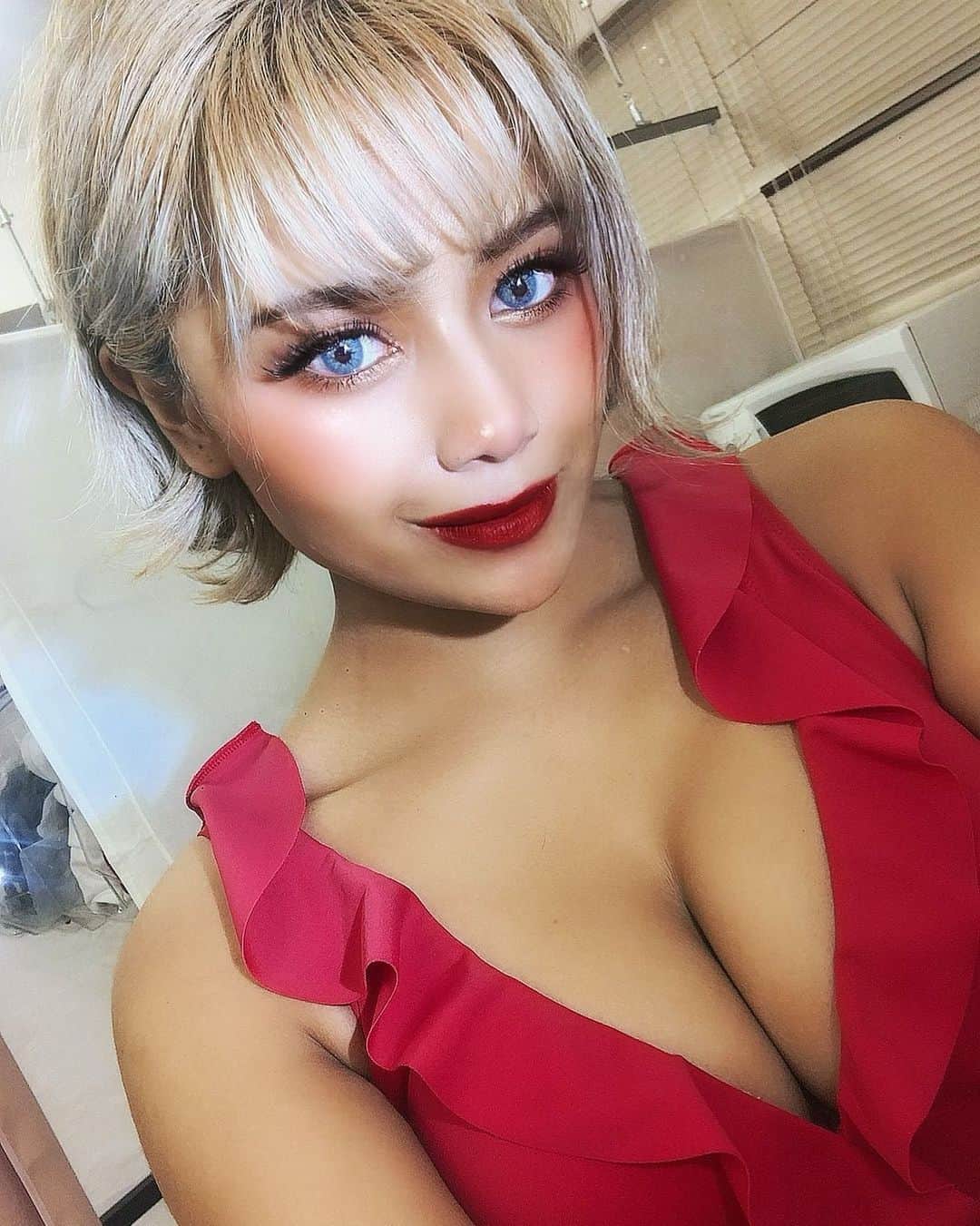 Candy のインスタグラム：「今日は一部のみいるよーん❤️❤️  #バーレスク東京　#バーレスク　#パリオン #水着　#red #sexy #ハーフ　#濃いメイク」