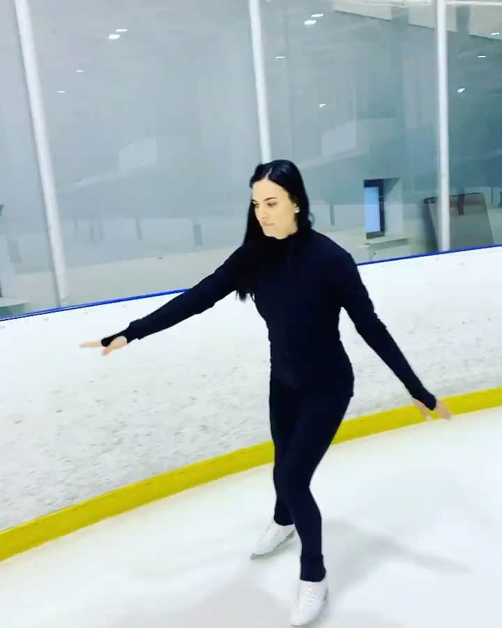 エレーナ・イシンバエワのインスタグラム：「Интересно, как бы я каталась на @ice_1tv?!🧐😁 ⠀ Смотреть по телевизору, судить проект находясь на шоу и быть участником - абсолютно разные вещи! ⠀ То, что с экранов TV кажется элементарным, за судейским столиком кажется плохо исполненным, а стоя на коньках - кажется ты шедеврально катаешься и блестяще исполняешь элементы! ⠀ Все познаётся в сравнении!☝🏻 ⠀ Удачи Вам, дорогие участники!  Я вас ❤️!!!  P.S. не пропустите эфир @ice_1tv сегодня, на @1tv. Будет очень интересно 🤫 ⠀ I wonder how would I skate on @ice_1tv?!🧐😁 ⠀ To watch on TV, to judge the project being on the show and be a participant - this is completely different things! ⠀ What with TV screens seems elementary, at the judges ' table seems to be poorly executed, and standing on skates - you seem to ride a masterpiece and brilliantly execute the elements! ⠀ Everything is learned in comparison! ⠀ Good luck to you, dear participants of the show! ⠀ I ❤️ you all!」
