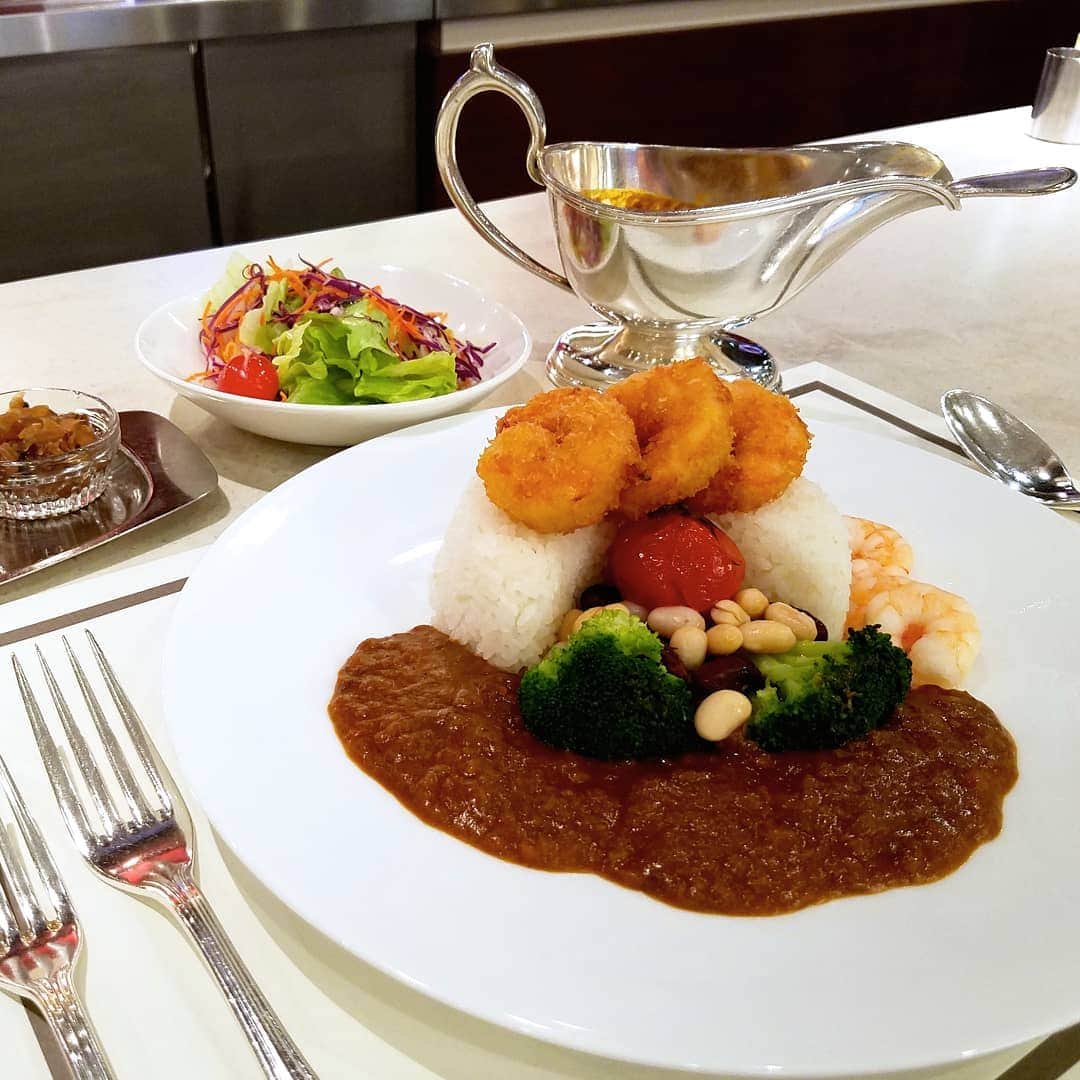 古村勇人さんのインスタグラム写真 - (古村勇人Instagram)「帝国ホテルに初めて来た時に食べたのが、パークサイドダイナーの「海老フライのカレー」。当時はインスタなんてなかったけど、何と美しくてかわいいカレーなのかとガラケーの小さな画面で写真を撮ったものでした。﻿ ﻿ 裏ごしせずに野菜のつぶつぶ感を残したカレーソースに、サクサクぷりっぷりの海老フライは相性抜群！その味わいに感激し、以来、メニューに迷っても結局はこちらを注文しちゃいます。﻿ ﻿ 食後には「カッテージチーズ入りクレープ」を一本にして頂くのもお決まりのパターン。爽やかなチーズの風味に酸味の効いたレッドベリーソースが、これまた大人の味でおいしいのです。寒い一日でしたが、帝国ホテル伝統のカレーのおかげで温まりました！﻿ ﻿ #帝国ホテル #帝国ホテル東京 #imperialhotel #ホテル #パークサイドダイナー #海老フライのカレー #海老フライ #エビフライ #えびフライ #カレー #カレーライス #ホテルのカレー #インスタ #美しい #かわいい #カワイイ #ガラケー #写真 #野菜 #カレーソース #ぷりっぷり #相性抜群 #デザート #スイーツ #カッテージチーズ #クレープ #大人の味 #ランチ #ディナー #東京」10月17日 18時00分 - hayato.furumura