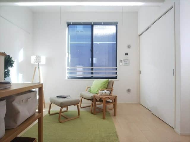 グッドルームさんのインスタグラム写真 - (グッドルームInstagram)「「大人だってワクワクしたい」を叶えてくれる！  東京 #葛西  ワンルーム 31.02㎡  ▼あなたの部屋に、秘密基地感  ----------------------  このお部屋、なんといっても縦の空間の使い方が面白い！ 玄関を入ると長めの階段が有り、 登ってゆくと、踊り場部分にお風呂場、洗面台、トイレが。 そして、さらに短めの階段を登ると居室にたどり着き、 しかも部屋にはロフト付き！ 生活の空間が、層が重なるようにして構成されています。  玄関から居室へと階段を登っているときには、 自分だけの秘密基地へとずんずん進んでいくような わくわく感と楽しさがありますよ！  写真のように、家具は淡い色でまとめると、 すっきりとした印象のお部屋にできそう◎  また、ロフトの様子が居室からも見て取れるので ロフトの上にも自分好みの小物を置いたりしてみて、 コーディネートしてあげると、お部屋全体の雰囲気を演出できそう。  あなただけの秘密基地、縦の空間をフル活用して お部屋のコーディネートを考えてみると、 可能性が広がりますよ！ ・⁠ こちらの物件は実際に住めるお部屋です。詳細はストーリー、ハイライトにて！⁠ ・⁠ こだわりのお部屋探しは、@goodroom_jp から URLをチェック！⁣⁣⁣⁣⁣⁣⁣⁣⁣⠀⁣⠀⁠ ・⠀⁠ ※最新のお家賃につきましては、リンク先物件ページからご確認ください。⁠ ⁠・⁠ #goodroom #interiordesign #decoration #myhome #homedesign #interiordecor #urabanlife #apartment #tokyo  #生活 #お部屋探し #日々の暮らし #引っ越し #賃貸 #丁寧な暮らし #暮らしを整える #お洒落な暮らし #理想の空間 #間取り図  #東京  #東京賃貸 #1人暮らし  #一人暮らし #ワンルーム  #ワンルーム賃貸 #白い部屋  #マイルーム  #インテリア  #寝室」10月17日 18時00分 - goodroom_jp