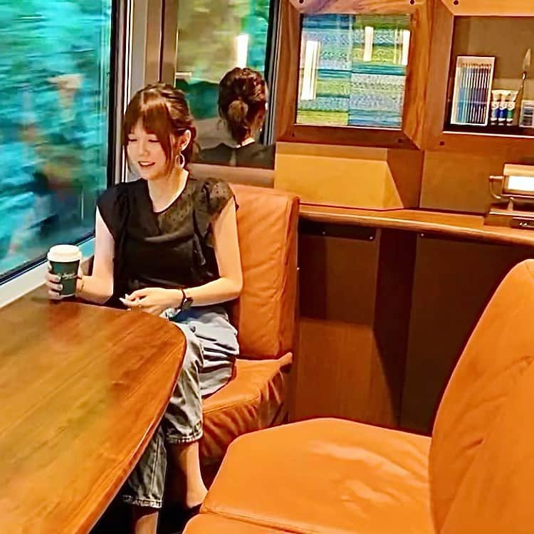 青木歌音さんのインスタグラム写真 - (青木歌音Instagram)「ホテルのような電車🚃」10月17日 18時00分 - memory_kanon