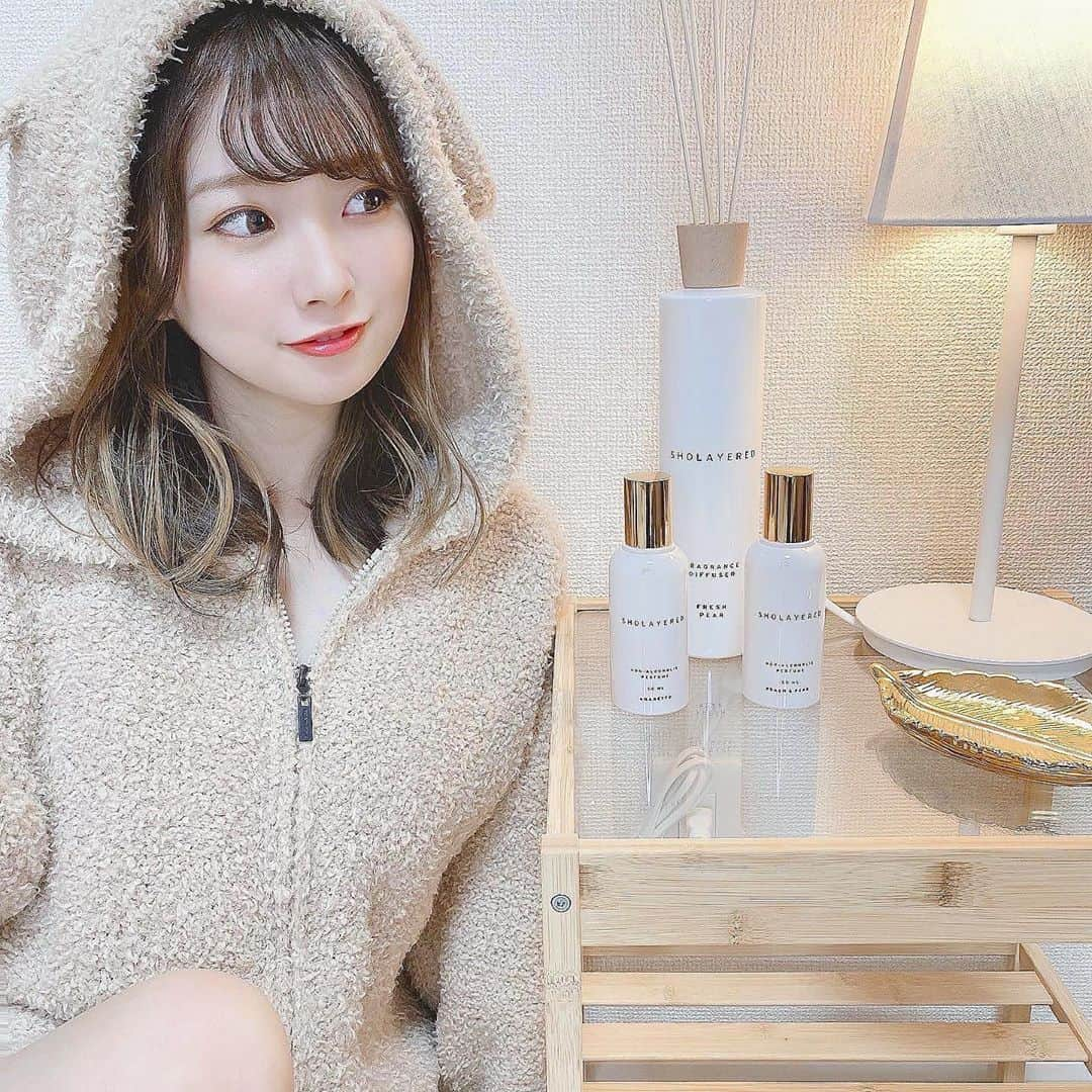 伊藤りかさんのインスタグラム写真 - (伊藤りかInstagram)「． 最近仲間入りした new ディフューザー◌ ( @layered_fragrance ) * インテリアに溶け込むような上品でお洒落な ディフューザーを探してて(しかも香りもマッチするような) やっと見つけた、理想のデュフューザー🌿 * 洋梨の甘いフルーティーな香りで 部屋の中がスーッと透明感溢れる香りに包まれる🍐 置いただけで部屋の印象もガラリと変わった⸝⋆ 育児で疲れた体も癒されて、リラックスタイムにも◎ * スプレータイプもいい匂いすぎてみんなに伝えたい◌̥*⃝̣ ・アマレット 高級ホテルようなの香り(イメージ) ・ピーチ＆ペア 甘いピーチの柔軟剤のような香り(イメージ) あくまでも個人的な感想やけど ピーチ＆ペアは女の子から匂ったら振り向いちゃう😍 * デュフューザーは息子と遊ぶ部屋に置いて、 アマレットはリビングに吹きかけて、 ピーチ＆ペアは、お出かけ前にお洋服に吹きかけて、 レイヤードして香りを楽しんでます。。♡ * #男の子ママ #男の子ベビー #おとこのこママ #レイヤードフレグランス #ショーレイヤード #フレグランス #インテリア #香りのある暮らし #ディフューザー #おうち時間 #シンプルな暮らし #赤ちゃん #赤ちゃんのいる暮らし #シンプルライフ #韓国インテリア #部屋作り #インテリア雑貨 #layeredfragrance #sholalayered #room #伊藤りか #snsクリエイター」10月17日 18時00分 - rrrika.i