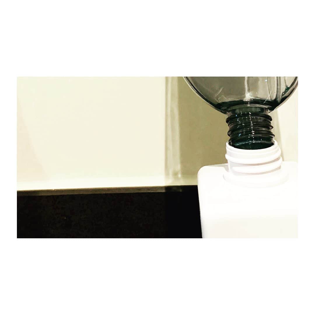 陽月華さんのインスタグラム写真 - (陽月華Instagram)「💭 かっつんかっつんまで 詰め替えたいタイプ  根こそぎ希望  絶妙なバランスで 壁に立て掛けて そのまま放置したら 感動的なほど すっからかんになりました。  #洗剤  #シャンプー #コンディショナー #ありがとう #重力」10月17日 18時01分 - hizukihana_official