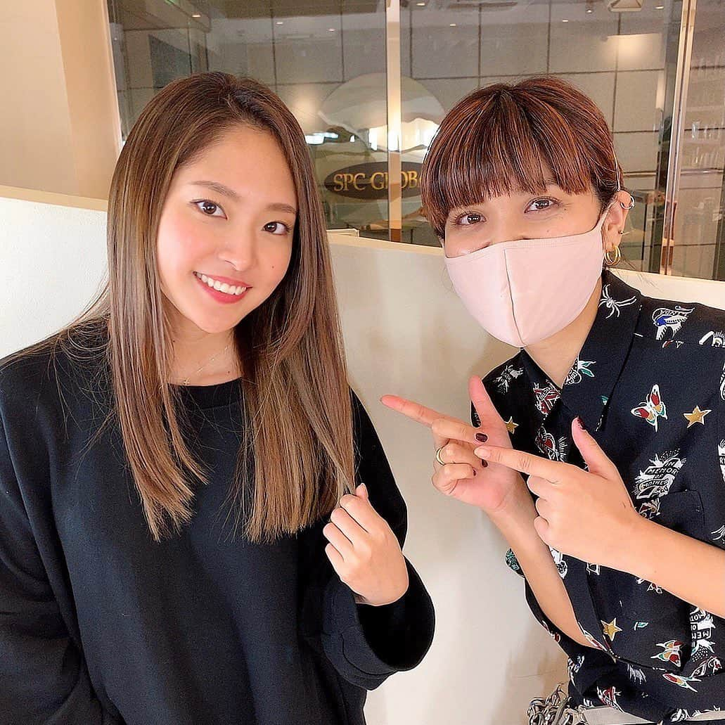 宮脇詩音さんのインスタグラム写真 - (宮脇詩音Instagram)「いつもお世話になっている @vancouncil.ebisu にて、 @ayap0117 さんにカラーとlinkの酸熱トリートメントをして頂きました💇‍♀️✨💕 . 元々のハイライトやインナーカラーを活かしつつ、全体にグレージュカラーを入れていただきました🥺✨ とっても素敵な色✨ . そして初の酸熱トリートメントで髪質改善✨傷んだ髪を生き返らせていただいてもう感激😭❤️ . （酸熱トリートメントとは、毛髪内部に浸透し酸性の力によって毛髪に結合水を復活させタンパク質同士をつなぎ合わせる橋渡しの役割をしてくれて、その効果を最大限に活かす為に熱を加えるトリートメントだそうです✨） . 普段巻いたりストレートアイロンかけたりして傷んでしまっていた髪が、ここまで生き返るとは、、、🥺 私の髪の毛じゃないみたいで終始感動してました👏 . ありがとうございます❤️ . #シェアザハッピー #vancounciljapan #ebisu #hair #salon #ハイライト #haircolor #美容室 #hairarrange #hairstyle #ヘアトリートメント #ハイライト #ハイライトカラー #グラデーションカラー #グレージュカラー #髪質改善 #酸熱トリートメント」10月17日 18時01分 - miyawaki_shion