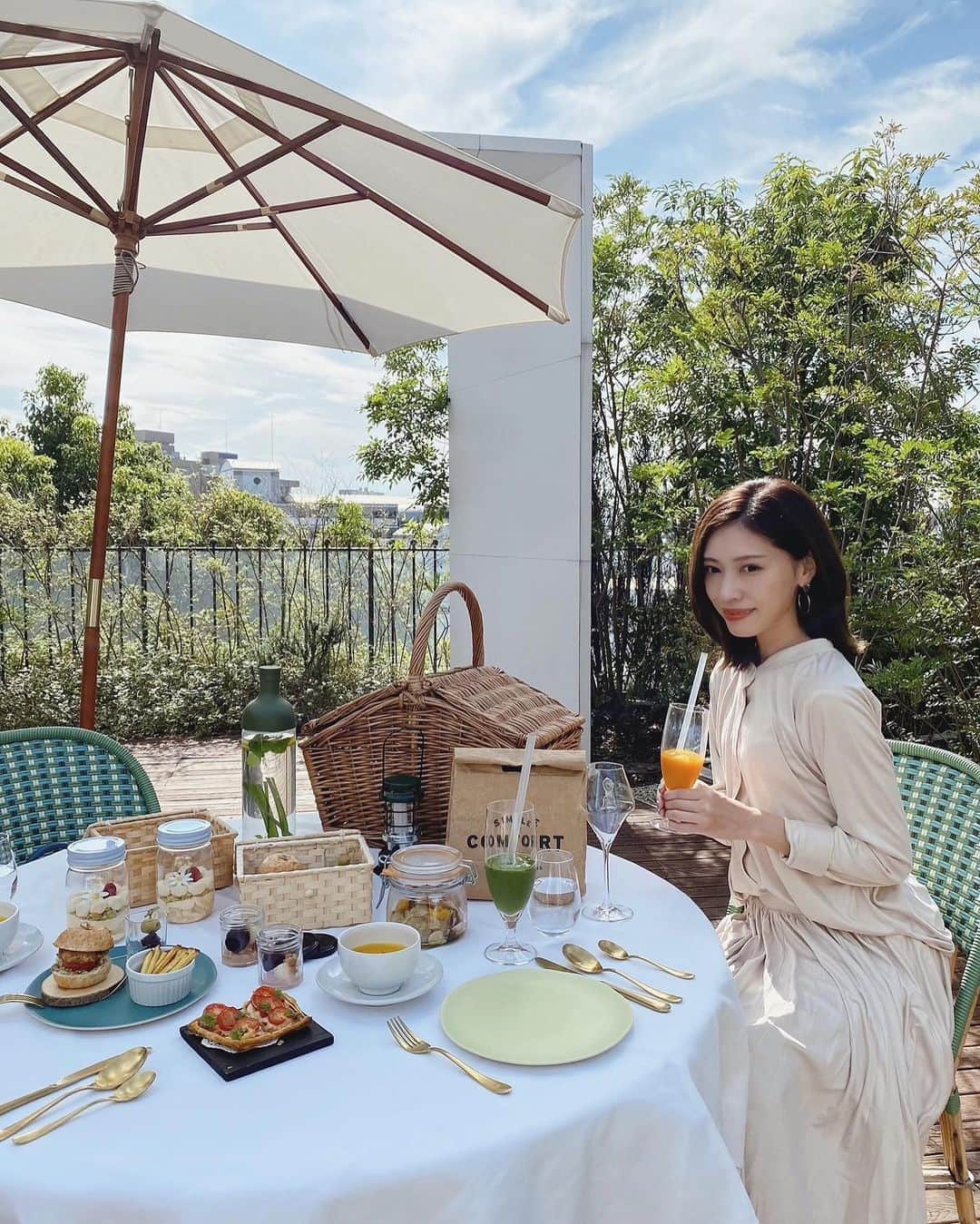 石黒美帆のインスタグラム：「*﻿ 👒﻿ ﻿ ﻿ いつも予約がいっぱいで﻿ ようやくタイミングが合いお伺い出来ました☺️﻿ ﻿ ﻿ テラス席でピクニックのようなアフタヌーンティー。店内も素敵だったので、またそちらもお伺いしたいです💐 ﻿ ﻿ 大学時代からお世話になっている @misa1120mk さんと、楽しすぎる時間でした♡♡﻿ ﻿ ﻿ ﻿ #maisonpremiere#AT#afternoontea#picnic#メゾンプルミエール#アフタヌーンティー#ピクニック#テラスカフェ#東京カフェ#カフェ部#カフェ巡り#恵比寿カフェ#中目黒#下午茶」