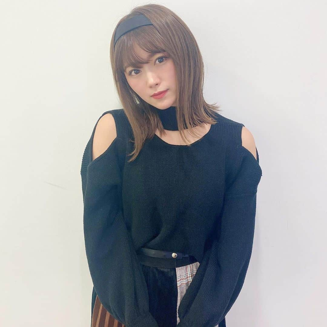 山内鈴蘭さんのインスタグラム写真 - (山内鈴蘭Instagram)「今日の私服さん🖤 ニット引っ張り出した⭐︎ ロングスカート楽だし使いやすいから 好きなの。またスカート買いに行こっと☺️ ． ． #私服 #今日のコーデ  #ニットコーデ #ロングスカート #カチューシャ #コーデ  #今日も楽しかった 😊😊😊」10月17日 18時03分 - xxsuzuranxx