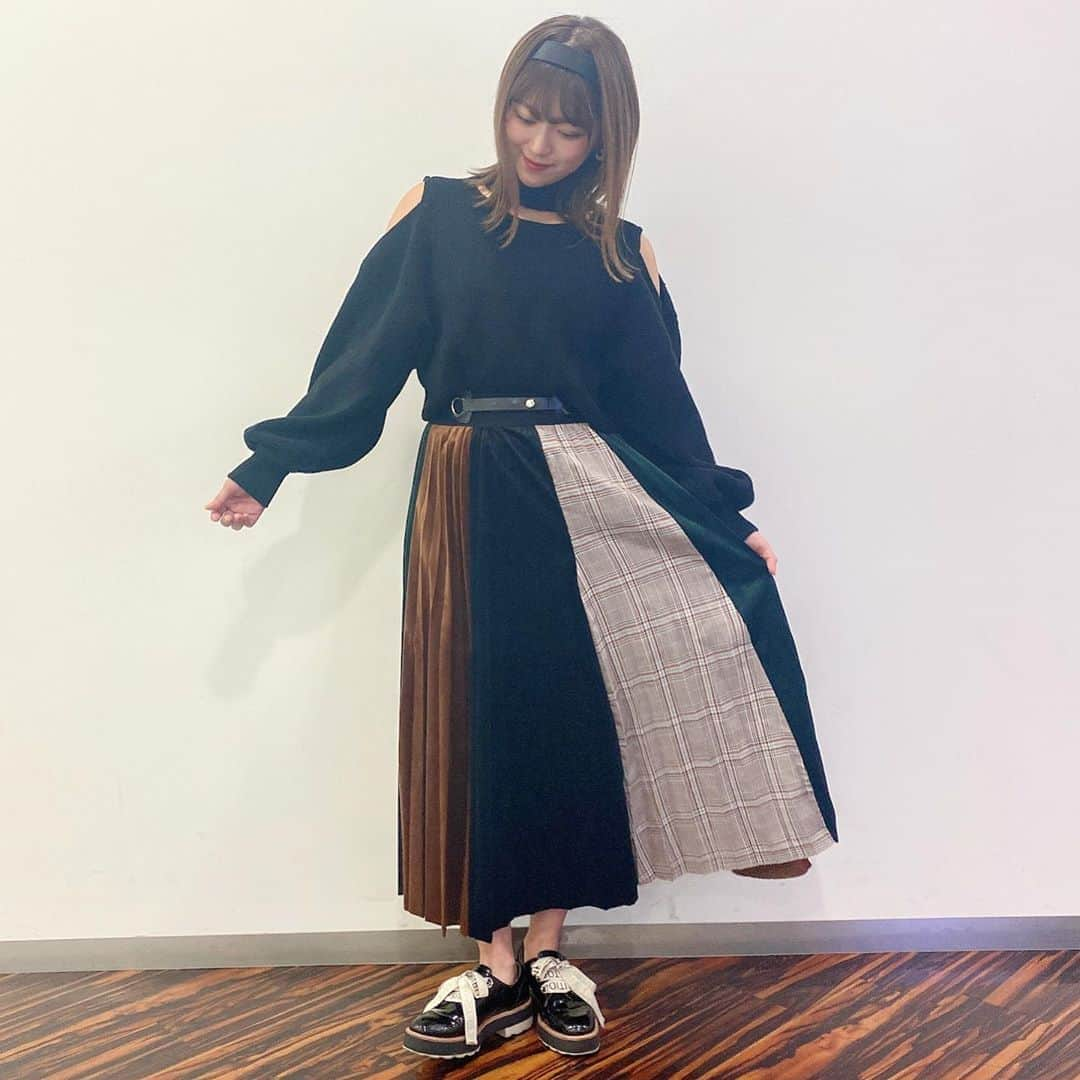 山内鈴蘭さんのインスタグラム写真 - (山内鈴蘭Instagram)「今日の私服さん🖤 ニット引っ張り出した⭐︎ ロングスカート楽だし使いやすいから 好きなの。またスカート買いに行こっと☺️ ． ． #私服 #今日のコーデ  #ニットコーデ #ロングスカート #カチューシャ #コーデ  #今日も楽しかった 😊😊😊」10月17日 18時03分 - xxsuzuranxx