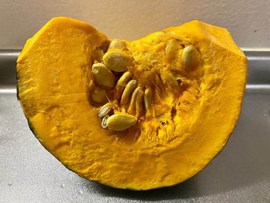 飯窪春菜のインスタグラム：「これが ・ こう。 ・ 天才パンプキンパイできました🤤🤟🏻 #cooking #pumpkinpie #happyhalloween」