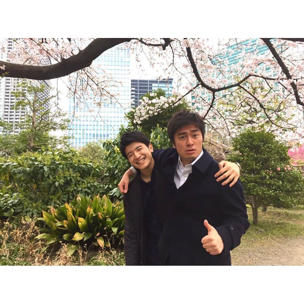 篠原光のインスタグラム：「.  同期の弘(ヒロ)竜太郎アナウンサーがInstagram始めました！🥍🎻💪👍  写真は3年前。 今はこの頃より10kg以上痩せてとってもスマート…な、はずなんですがなんかゴツゴツさは残ってます。  最新の弘アナはこちら！ @ryutaro_hiro.ntv   #なぜだろう #弘と肩がうまく組めない #肩幅？ #僕は体をグッといれないと手が届かないし #弘は柔道技みたいにガッチリ組んでくるし #肩組んでるだけなのに #捕獲された気分 #ニーブラ🦌  #カメラ向けるとすぐ変顔するので #彫りの深いイケメンな写真が #残念ながらありません #いつか載るはず！  #絵文字は本人を的確に表現しています。」