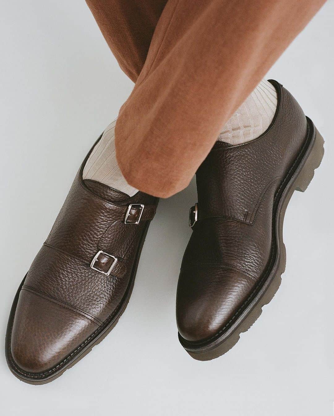 ジョンロブのインスタグラム：「Featuring Fall essentials – An enduring and original design, paired with expert quality of construction ensures William remains the quintessential double buckle shoe. . #johnlobb @julienthomashamon @gauthierborsarello」