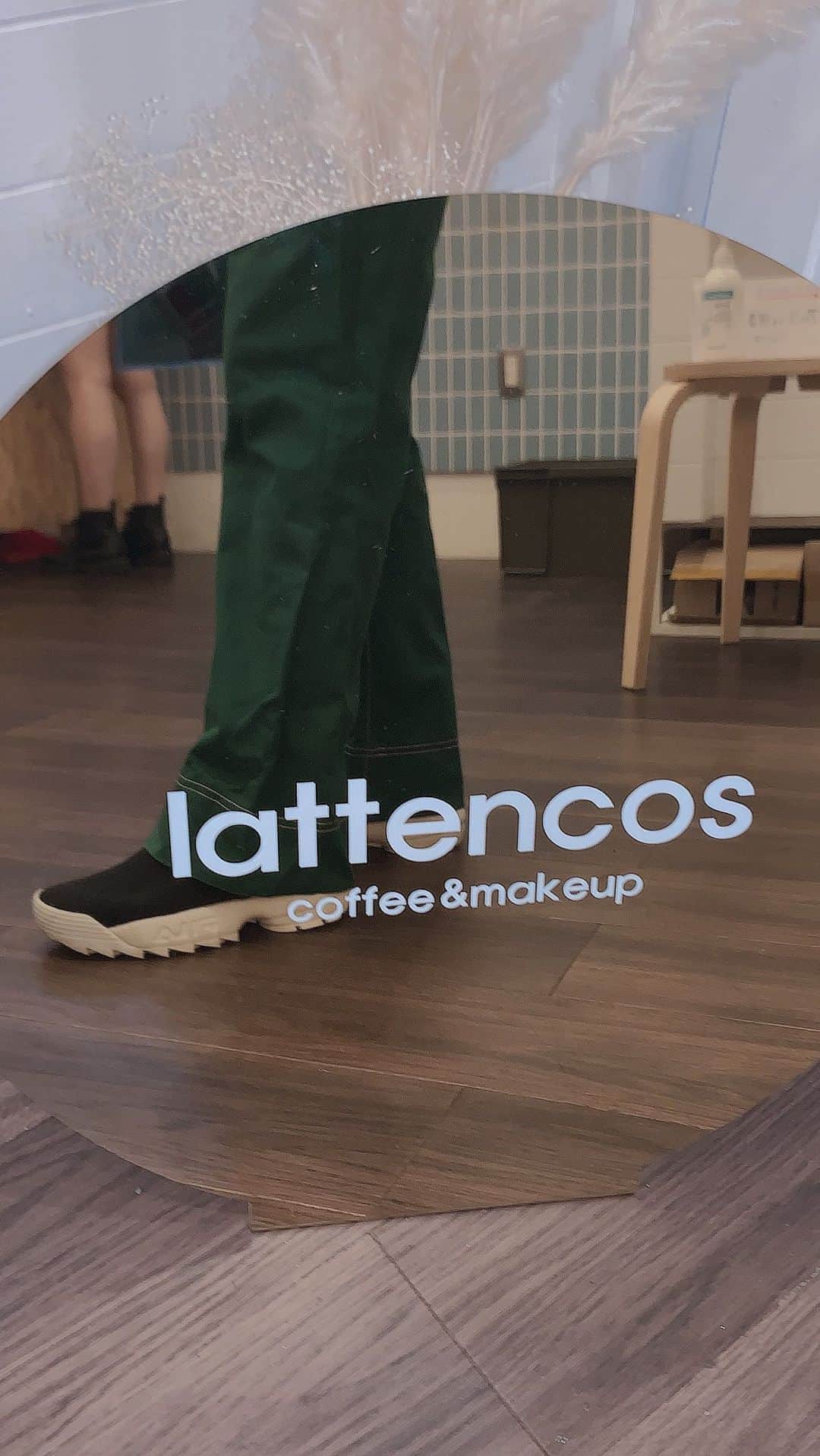 えなちぃのインスタグラム：「カフェ&コスメショップ☕️💄 . コスメを買うと1杯無料🥺 しかも、コスメを入れるショッパーとステッカー も選べちゃいます❤️ 店内も可愛くて、おすすめ😍💡  @lattencos」