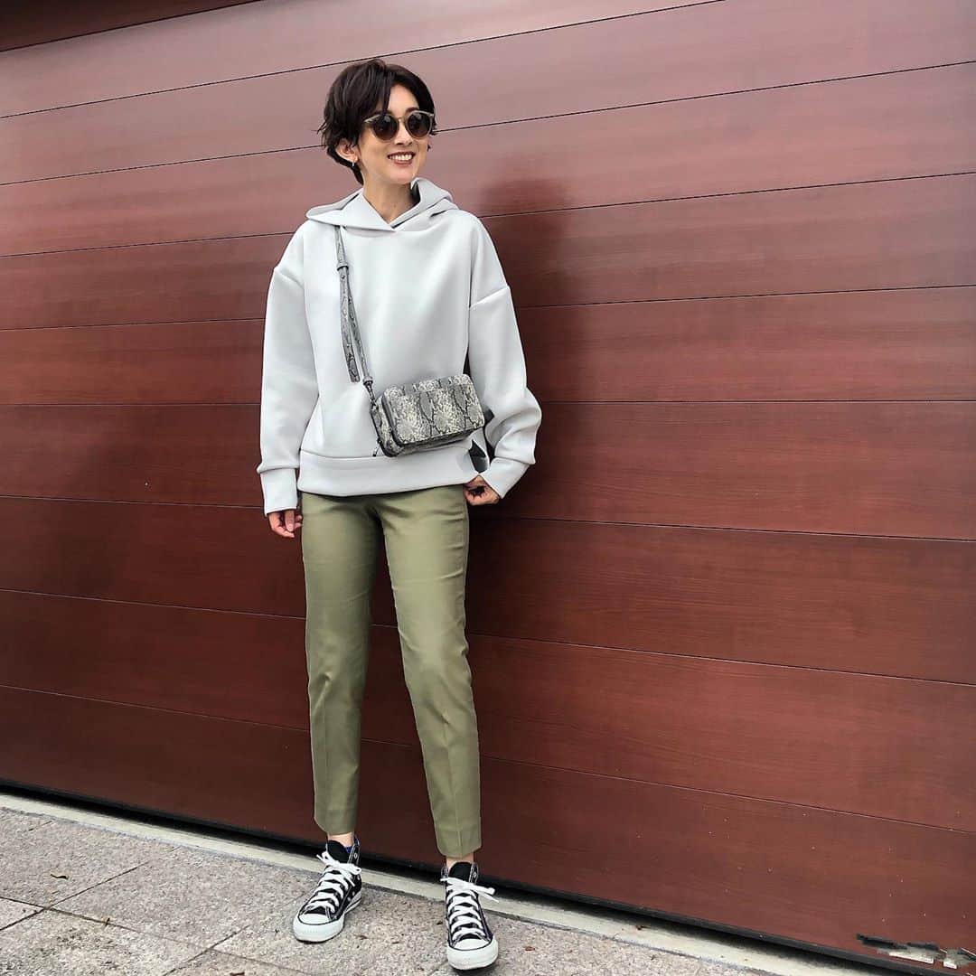 石井のり子のインスタグラム：「** #バチェロレッテ にハマってしまいました🌹 娘が寝てる間に必死に観ています。笑 #coordinate  * * tops @stateofmind.som  pants @indivi.official  bag @styledeli_official  shoes @converse_jp  * * #ootd #outfit #fashion #ママコーデ #スニーカーコーデ #フーディー #コンバース #converse #カジュアルコーデ」