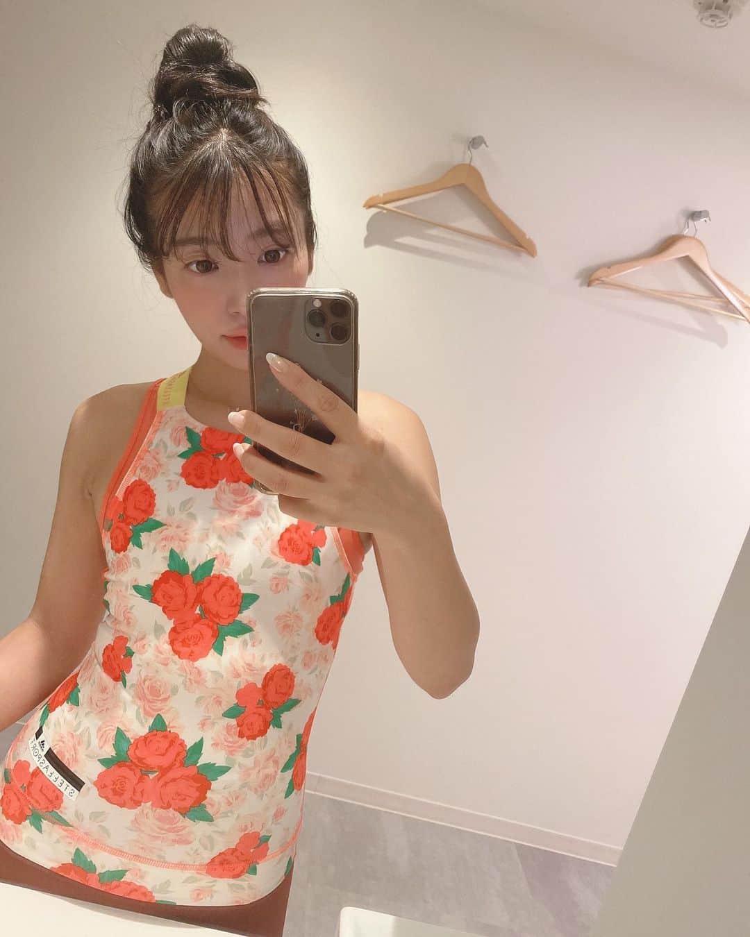 のインスタグラム：「運動は大の苦手なのですが😢 美容と健康のためにはじめました🏋️‍♀️ ・ 名古屋・泉にある パーソナルトレーニングジム @evopersonalgym  トレーナーは @kagoshun さん💪 ・ 初回で、運動が嫌いなことを伝えたのでw マシンを使わないトレーニングでしたが、その日のうちに筋肉痛になって🤭 3日経った今も笑うとお腹が痛い😂 バッチリ効いてます〜✌️ よきトレーナーさんに出会えたので頑張って通おうと思います😤 ・ ヘルシーメニューが食べられるカフェも併設してて カフェ利用のみやuberでもオーダーできるみたい🥗 ・ さらに✨ かなのインスタ見たで 入会金5000円OFF❣️❣️ ・ 体験もできるみたいなので 名古屋でパーソナルトレーニング探してる方は ハイライトの EVOからスワイプでHPにも飛べるのでチェックしてネ☺️ ・ ・ ・ ・ #EVO #名古屋パーソナルトレーニングジム #名古屋パーソナルトレーニング #名古屋カフェ #名古屋グルメ #名古屋ランチ #栄カフェ #栄グルメ #栄ランチ #久屋大通 #パーソナルトレーニング #尻トレ  #筋トレ #トレーニング  #トレーニング女子  #ジム #gym #nagoya #sakae #japanesegirl  #bbj」