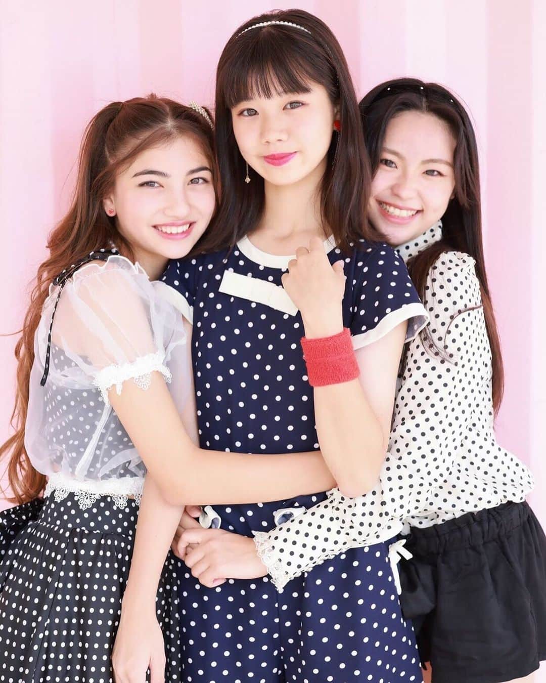 のインスタグラム：「今度のパフォーマンスは ななみちゃんとろこちゃんと一緒に❤︎  俳優市場みてくれた人ならわかる3人組www  ≪無観客配信ライブ≫ １１月７日(土)YOUNGLE vol.5  配信スタート１８時２５分 開演１８時３０分 終演２１時４０分 チケット↓ twitcasting.tv/jnm95rxe9jp8bd…  ろこ・りりあ・ななみのチケットを予約してくれるとうれしいです❤︎  #3人で #パフォーマンス #ユニット #performance #horiegoldee #みてね」