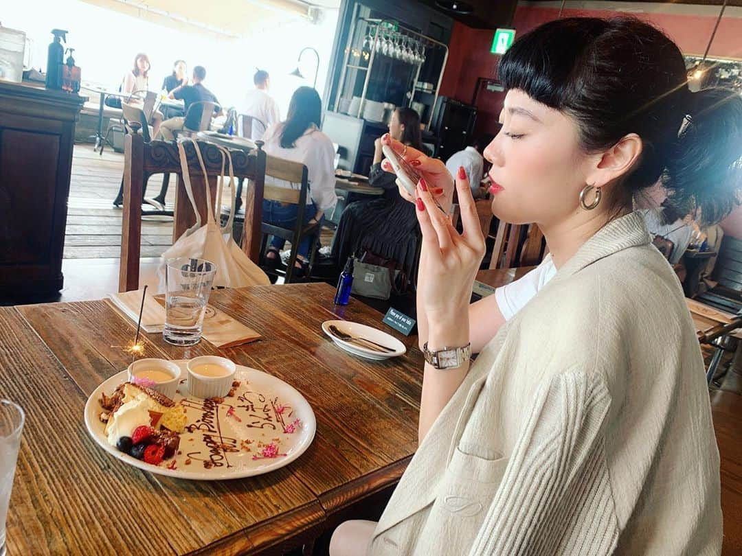 内田美麗（麗奈ゆう）さんのインスタグラム写真 - (内田美麗（麗奈ゆう）Instagram)「だいぶ遅れてしまったけど、 らんまうのバースデーをお祝いしたよん🥰✨✨  本当わたしたちって正反対なのよね🤨🍑 顔も美麗が丸顔でらんまうは面長さん💁‍♀️  系統も全然違うけど、 尊敬するし、大好き😊💓💕  素敵な一年になりますように🥳🥳🥳🥳🥳  #らんまう#happybirthday #お誕生日 #お誕生日おめでとう#表参道#原宿#cantera #ランチ」10月17日 18時32分 - miretan29