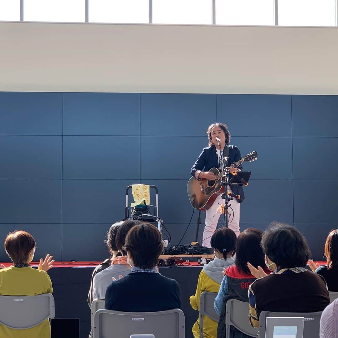 日浦孝則さんのインスタグラム写真 - (日浦孝則Instagram)「写真の順番は時間軸順ではないですが、昨日の長崎県小浜温泉、Lion-Jさんのライブ終わりで、深夜0時頃、620km離れた鳥取県境港市でのイベントに向かいました。 小浜温泉を出る前に、近所で昨年も寄せてもらった寿司勝さん、今年の新譜も通販で買って頂いていたので顔を出して話をさせて貰って居ると、これ車の中でつまんでください！と巻き寿司といなり寿司の折詰を渡されました。お礼にはなりませんが、ご主人のギターにサインをさせて頂き、車で出発しました！ 車の中で頂いた、巻き寿司は美味しかったです！僕がキュウリが好きだと言ったのでキュウリも入っていました！ そして、その日の昼12:00頃に境港のイベント会場に到着！直ぐにセッティング、サウンドチェック、着替えで直ぐに本番！やはり、オールインワンで組んでる機材は最強です！パパッと２本のケーブルをメインの卓に送れば直ぐに最良の音で演奏を届ける事が出来ます。今回のような大きな会場では、自分の声の変化がよく分かりました！ 調子に乗って歌い過ぎないようにセーブしつつ、1993はパワー全開！！ いやー、ぶらっどそんぐも、メロンも鯨もちゃんと届いたかな！？ 楽しかったから大丈夫！ さて、今日はホテルの近所の食事処で極々普通の魚や酒を頂いて爆睡！ 朝方、車を走らせ、長崎6Daysのいよいよ3日目、長崎琴海町のJAZZ Cafe ハーモニーさんのライブに向かいます！ お待ちしています！  10.18(日) 長崎　jazz cafe ハーモニー ・開場　15:00　 開演 16:00 ・前売：3,000円　当日3,500円　/　1ドリンク付き ・〒851-3102 長崎市琴海村松町14-29 ・TEL：095-884-0772」10月17日 18時32分 - paperisland