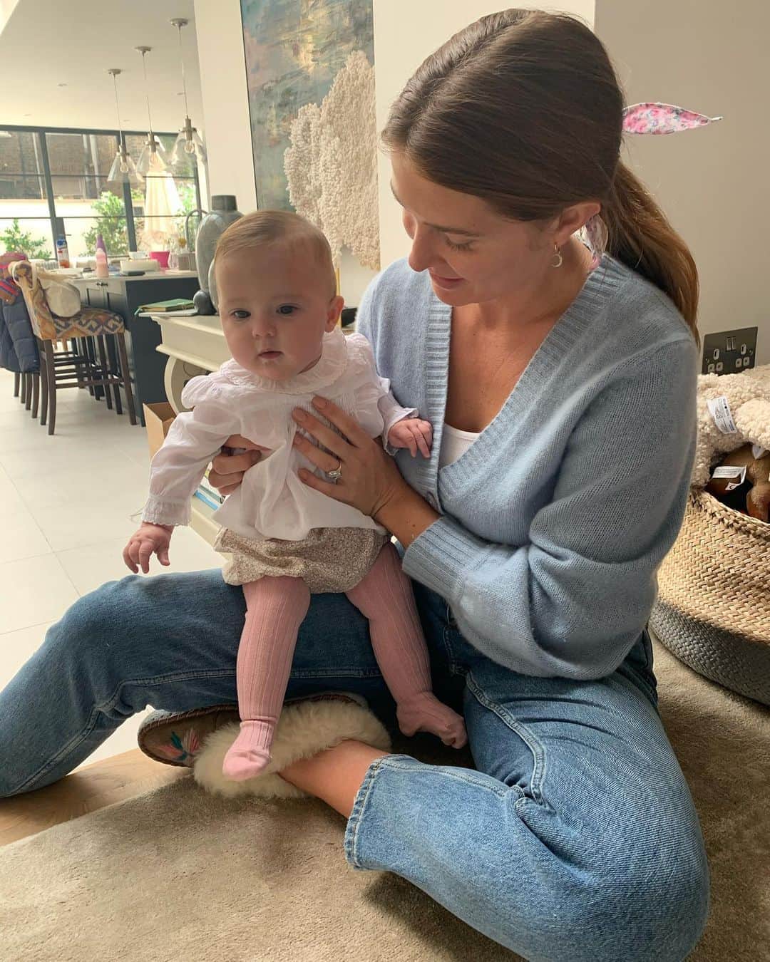 ミリー・マッキントッシュさんのインスタグラム写真 - (ミリー・マッキントッシュInstagram)「Let’s talk about the Baby Blues! Like most new mum’s when I first arrived home with Sienna, I was totally overwhelmed by the love I felt for her, but I also felt very confused by the conflict in my emotions. I’d go from being euphorically happy, to being deeply sad and tearful in the same moment. Hugo would ask what was wrong and I was unable to give him an answer which only made me feel worse as I couldn’t explain these all-consuming emotions.   There was the irony of feeling so incredible lucky and happy, surrounded by cake, flowers, cards celebrating our adorable new arrival, yet feeling so stormy inside, which spiralled into anxiety as I feared developing post-natal depression (which did not happen), it almost started to take over the most precious time in my life.   After 3 weeks of severe emotional up’s and down’s, I decided reach out and spoke to my Obstetrician. He told me it was very likely it was just to do with my hormones and to see how I was doing at my 6 week check-up. I found it helpful to keep a diary of how I was feeling, noting which days I felt sad vs happy so I could see everything in more pragmatic way instead of living in a tidal wave of my emotions. Over time I could see from the diary that there were less and less sad days, which made me feel more positive and luckily by 6 weeks post-partum I felt much much better.   I found that being around nature really helped to boost my mood, so long walks in the park became a daily ritual. I was also very open with my midwife, friends and family about how I was feeling. I know for a lot of people sharing your doubts and worries can feel taboo as you fear that people will think the worst and that you’re not a good mum. For me sharing those worries was a positive experience and I immediately felt those closest to me rally around to support me, Hugo and Sienna. They all checked in daily and reminded me it would pass and in my case they were right.    If you you are experiencing the baby blues please don’t be afraid to vocalise it and if you feel like post-natal depression could be setting in then seek professional help as soon as you have those thoughts and feelings. Remember you are never alone!」10月17日 18時33分 - milliemackintosh