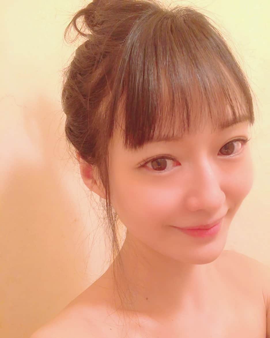 のインスタグラム：「汗かく前にパチリ☺️🛁🚿  今日はめちゃくちゃ寒くて  髪の毛メデューサ並の雨風で  全身ずぶ濡れました😂☔🌀  #吉山りさ  #フリーモデル   #travel #女子旅 #一人旅 #アラフォーママ #モデル #model #Japanese #溫泉 #バスタオル女子 #バスタオルモデル #温泉 #温泉ソムリエ #秘湯 #お風呂 #温泉モデル #温泉女子 #hotsprings #bañarse #写真 #写真撮影 #撮影モデル #photography  #温泉旅行 #旅行 #一人旅女子 #🛁   お風呂でぬくぬく🛀🏻」