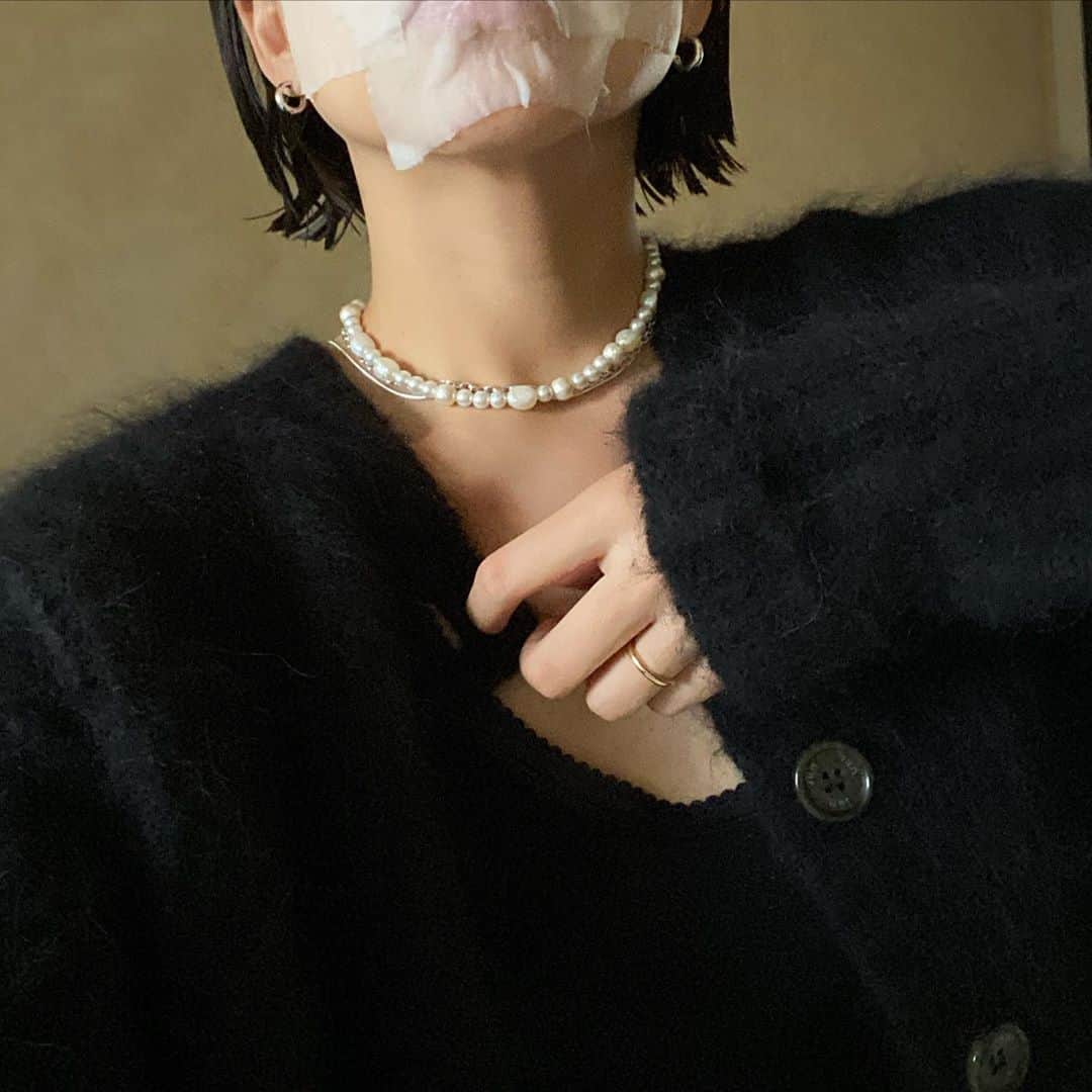 ラブリのインスタグラム：「ちらりと見えるコットンパック☺️😘笑  ネックレスは @gray____accessories と @tachibana_zakkaten と @mariha_official の重ね付けよ シルバーとパールってすき  髪短くしてからシルバーを なぜか好むようになったな  中に着てるキャミは @palm_innerwear」